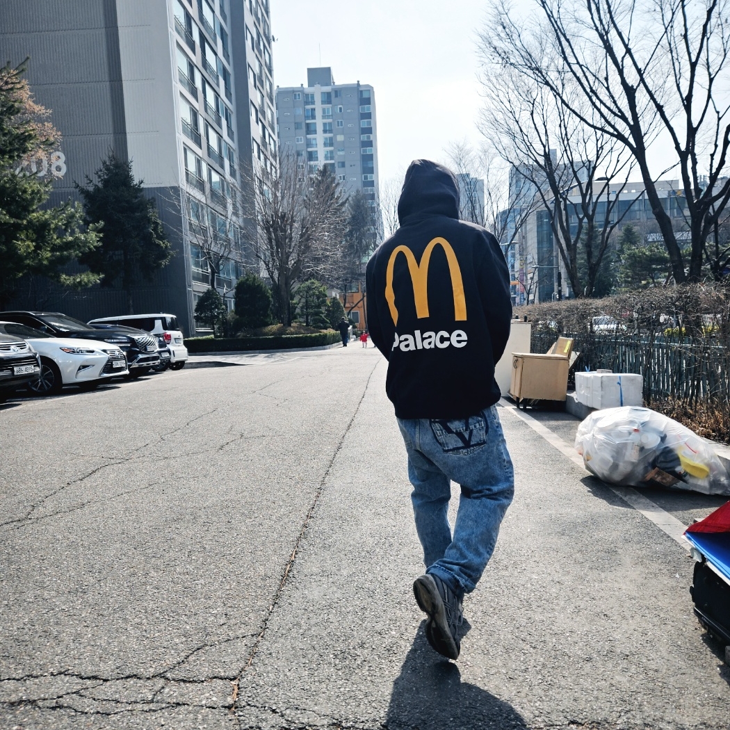 Palace x McDonald's Logo Hood Black - 23FW, Gallery Dept. Fucked Up Trucker Cap Black 착용 스타일 - 1