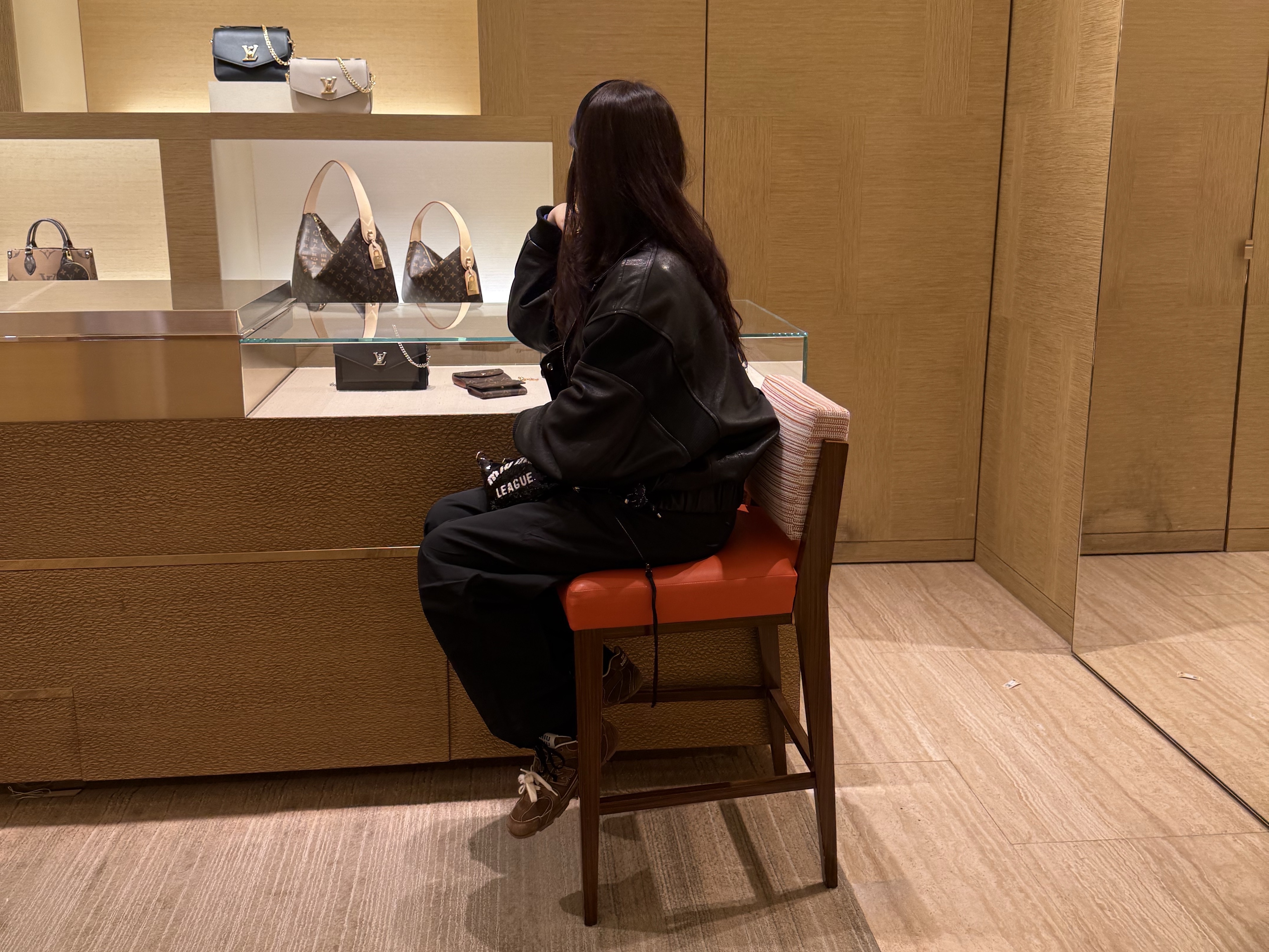 Louis Vuitton Petit Noe Monogram, FARVEN Comte Rib Hem Leather Jumper Black 착용 스타일 - 8