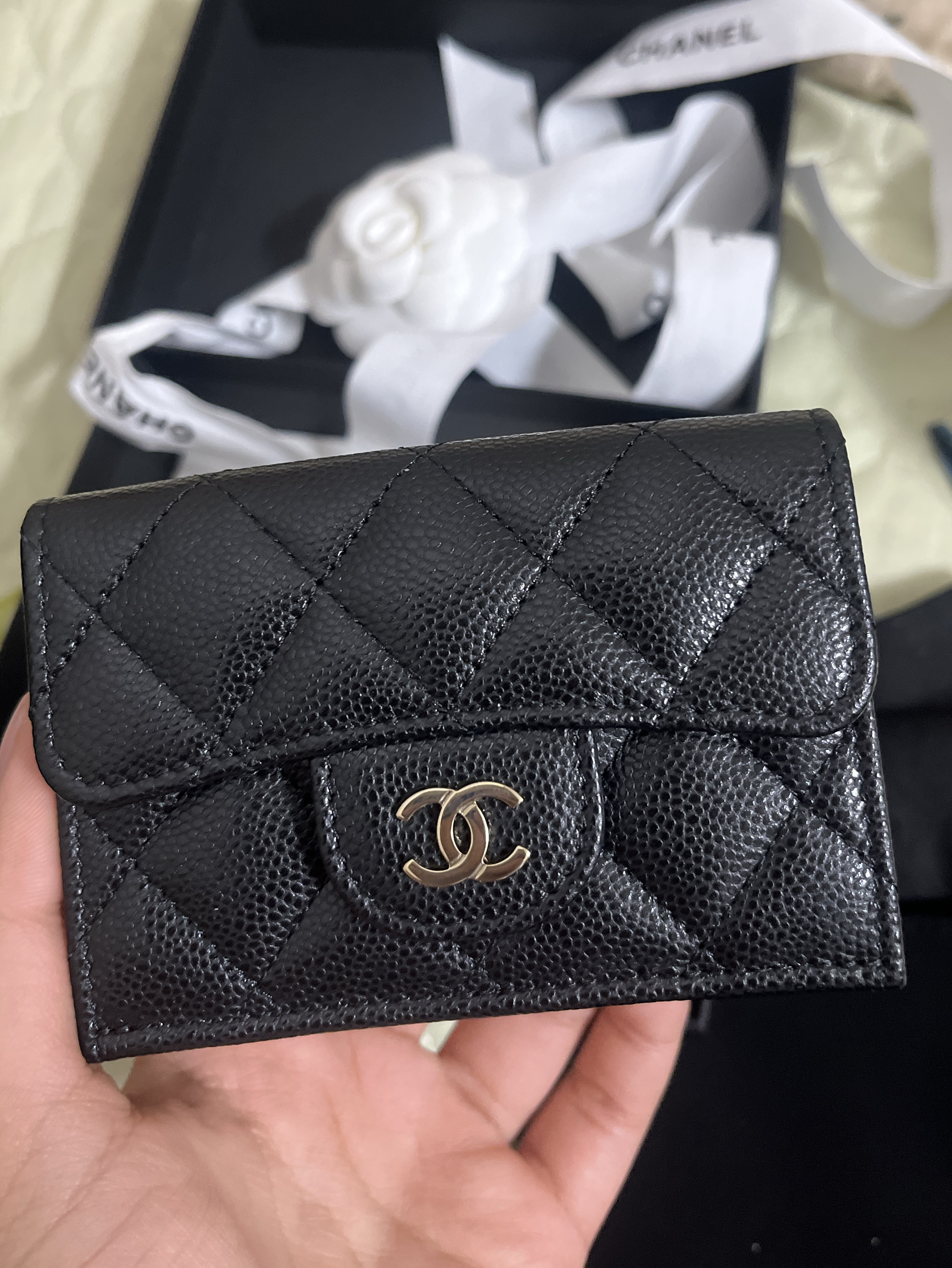 Chanel Classic Small Flap Wallet Grained Shiny Calfskin & Gold Black 착용 스타일