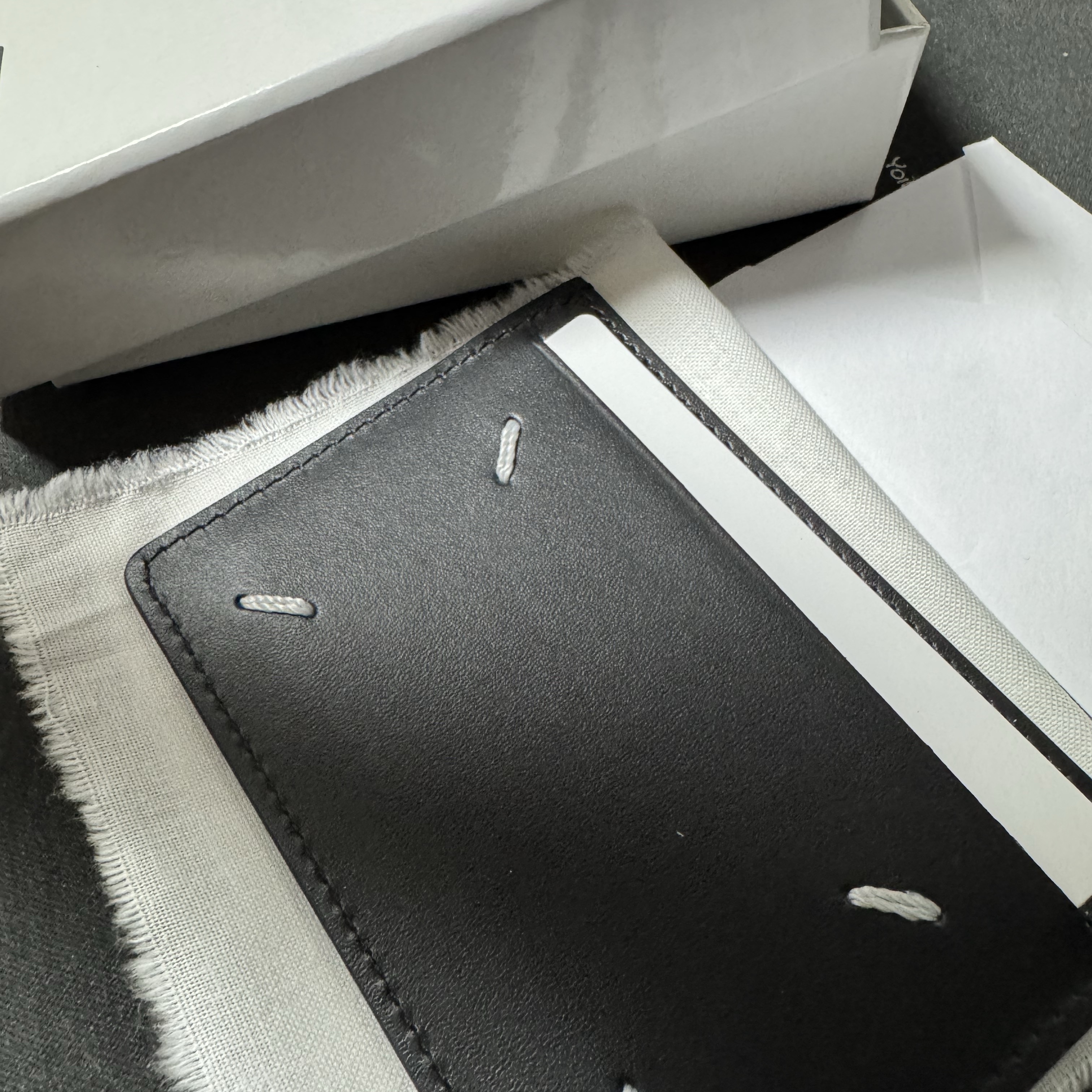 Maison Margiela Four Stitch Card Holder Black 착용 스타일