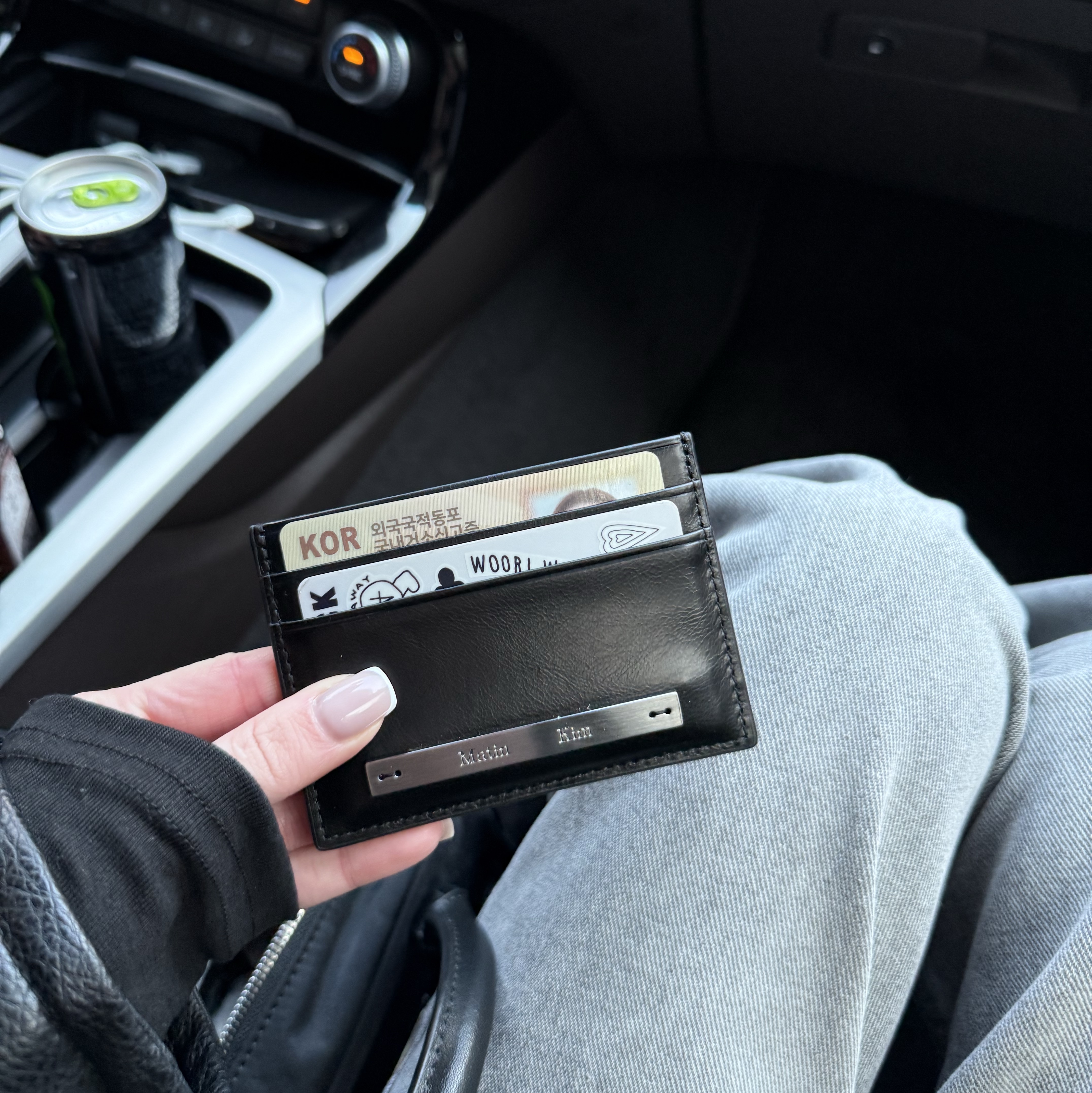 Matin Kim Vintage Card Wallet Black 착용 스타일 - 2
