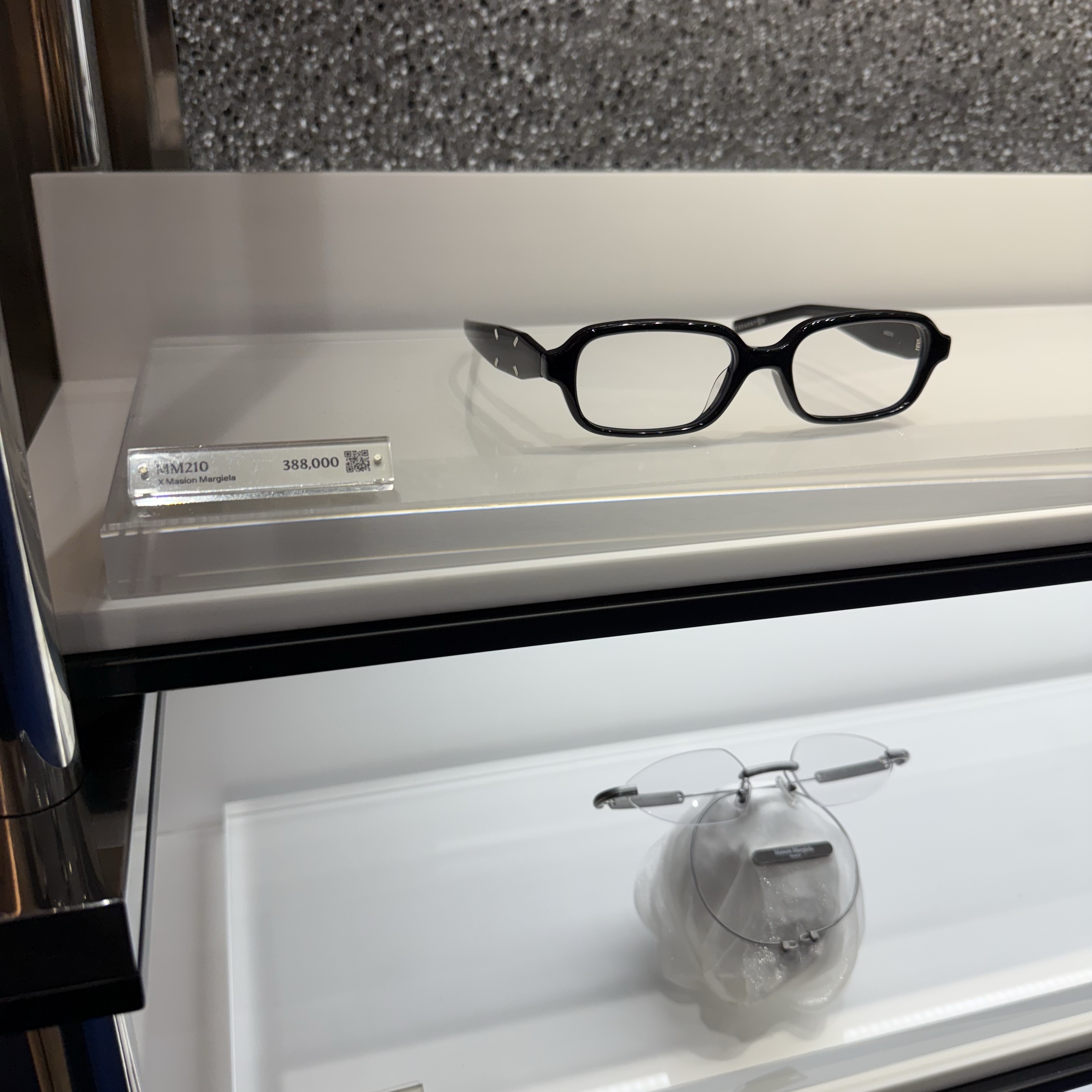 Gentle Monster x Maison Margiela MM210 Black Clear 착용 스타일 - 1