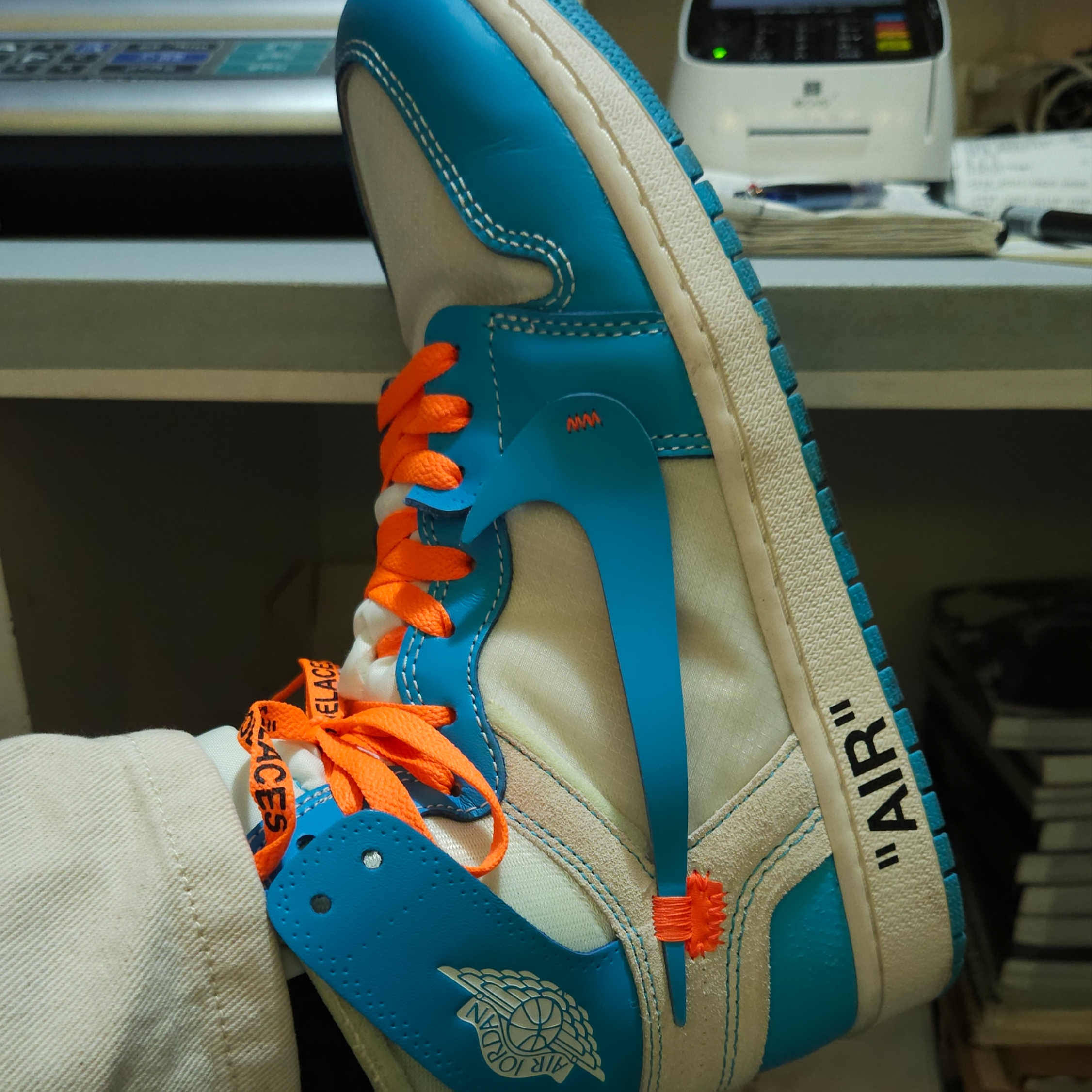 Jordan 1 x Off-White Retro High University Blue 착용 스타일 - 3
