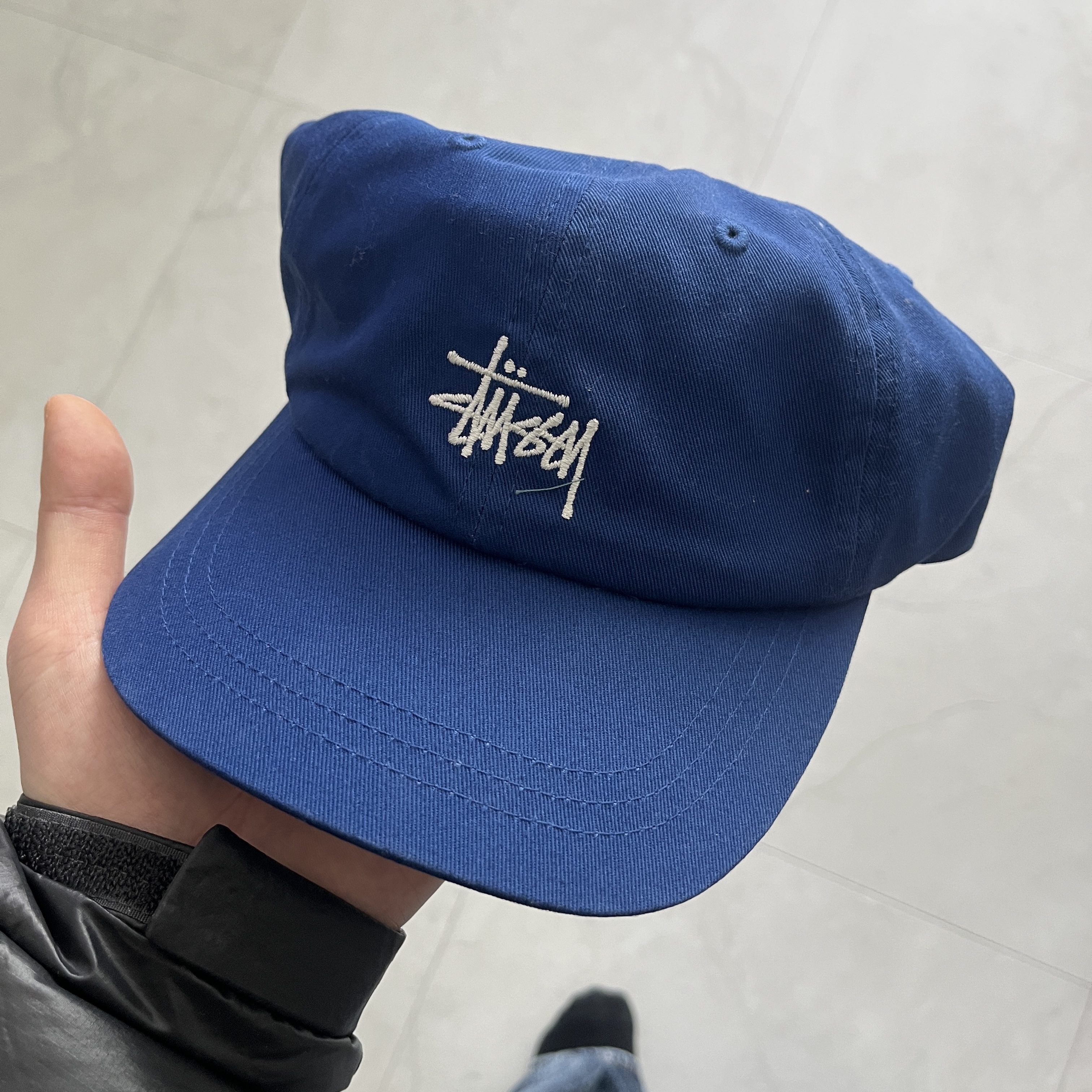 Stussy Basic Stock Low Pro Cap Dark Royal 착용 스타일