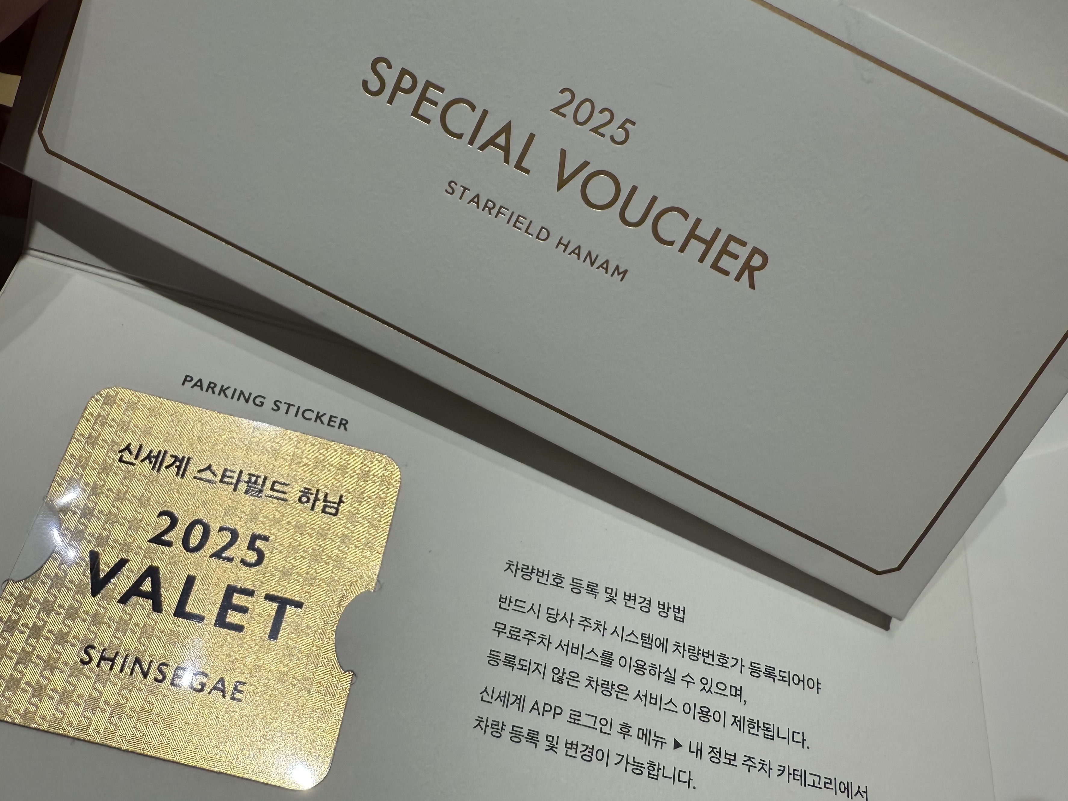 Louis Vuitton Petit Noe Monogram, (W) Miu Miu Unlined Bleached Leather Loafers Black 착용 스타일 - 1