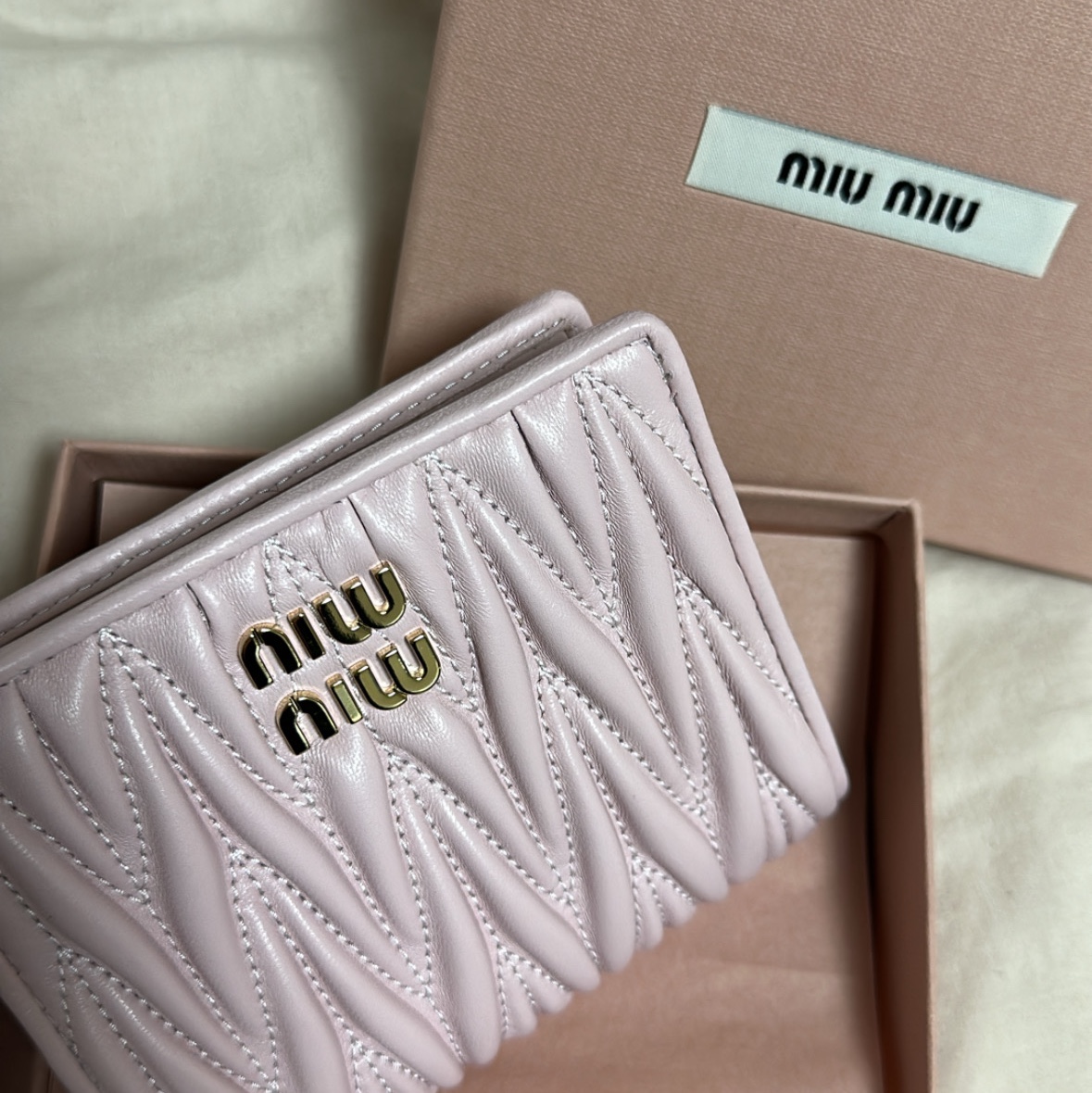 Miu Miu Matelasse Nappa Leather Wallet Alabaster Pink 착용 스타일