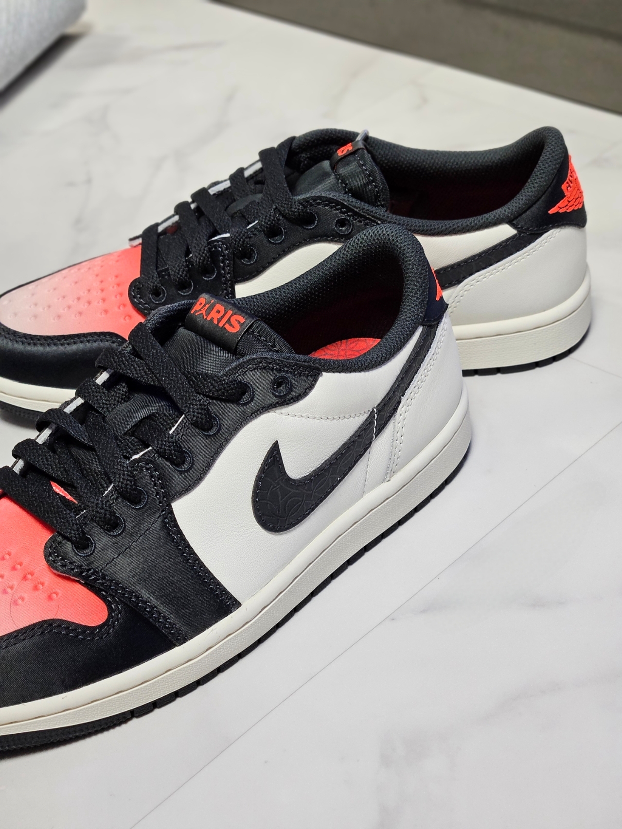 Jordan 1 x Paris Saint-Germain Retro Low OG Sail and Off Noir 착용 스타일 - 7
