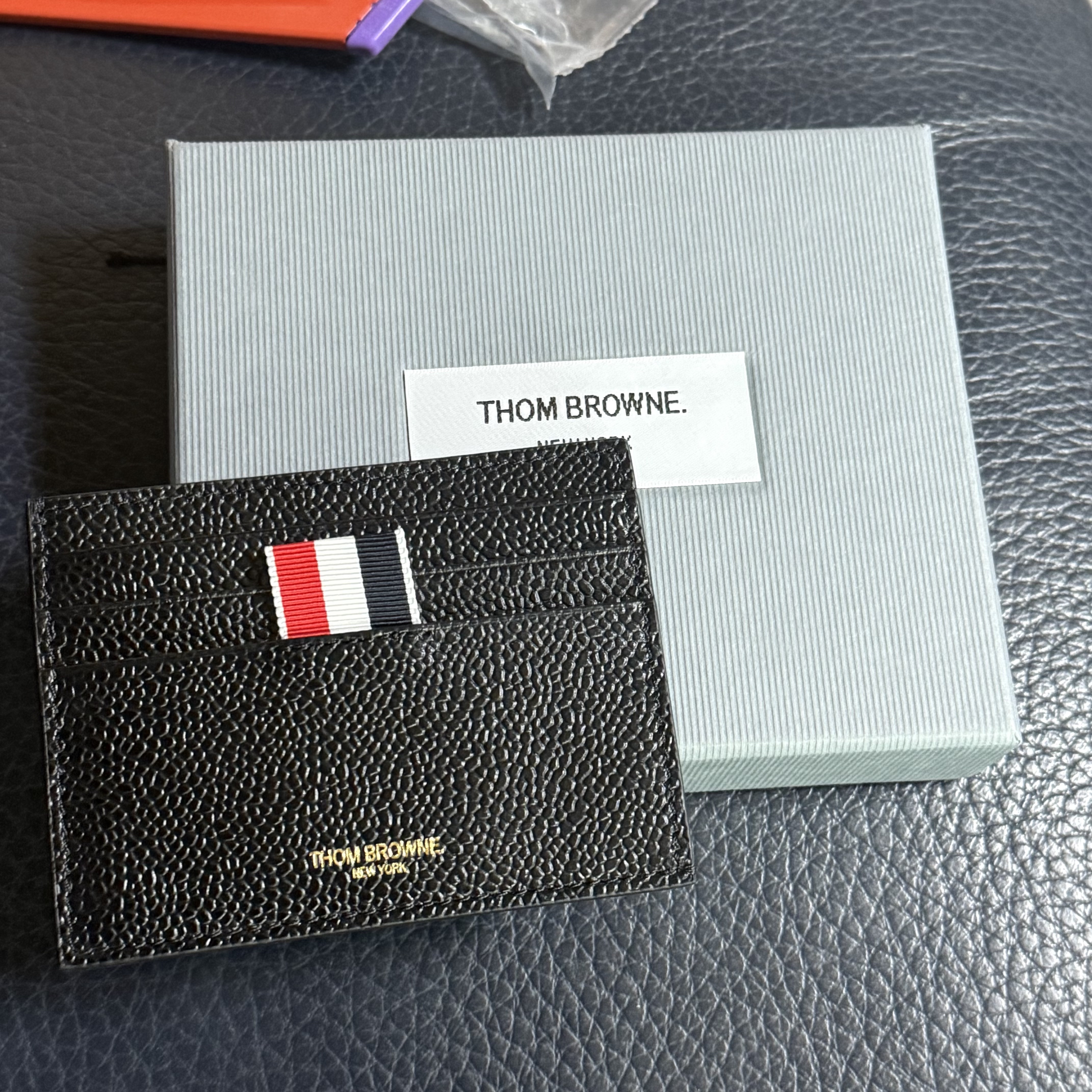 Thom Browne Pebble Grain Leather Stripe Note Compartment Card Holder Black 착용 스타일