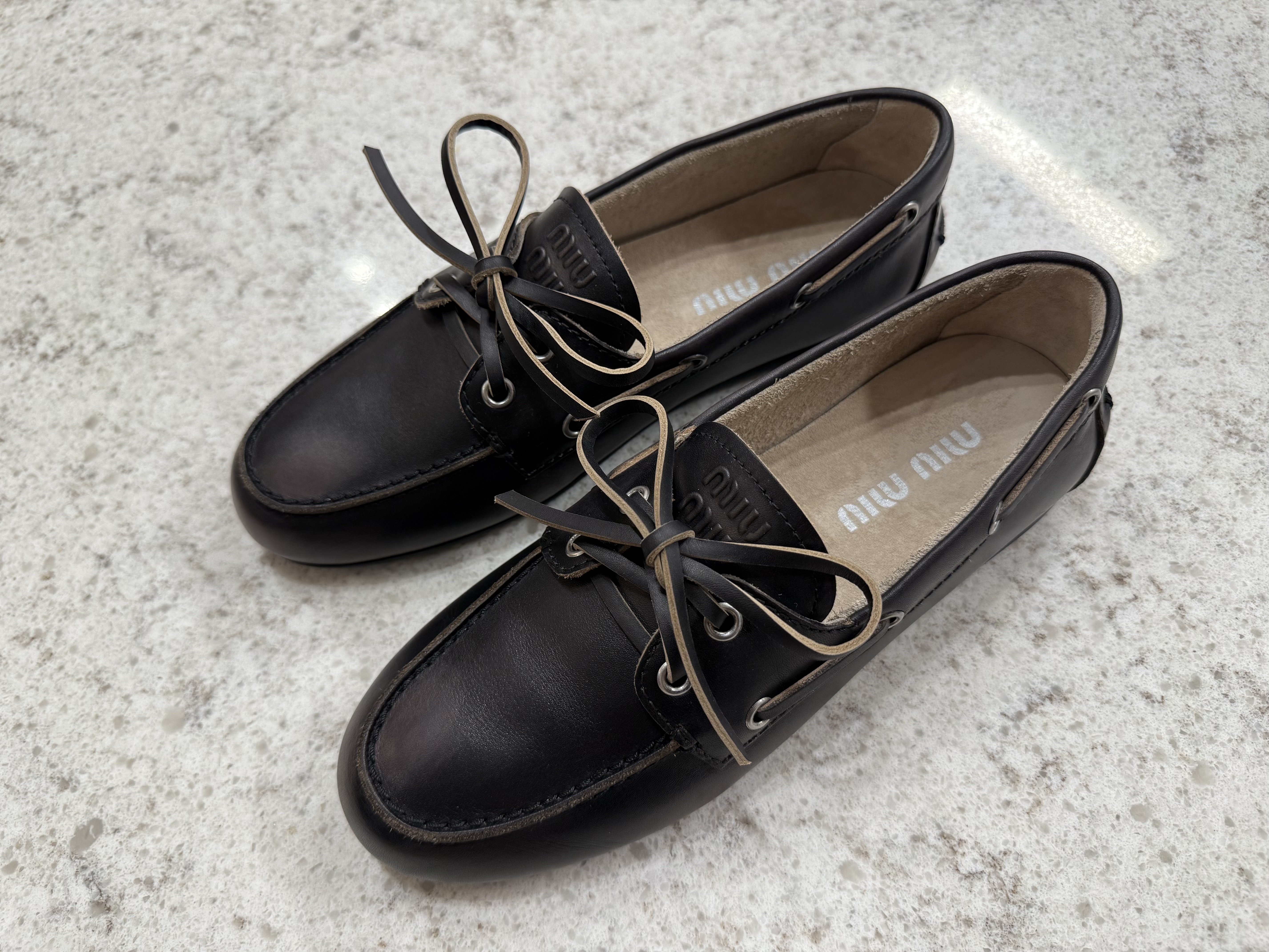 Louis Vuitton Petit Noe Monogram, (W) Miu Miu Unlined Bleached Leather Loafers Black 착용 스타일 - 5
