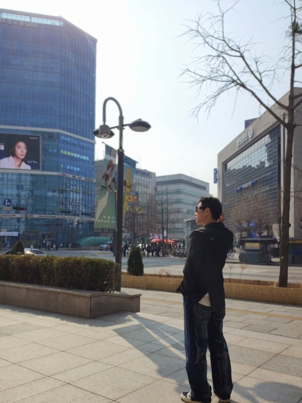 조던 1 x 트래비스 스캇 레트로 로우 OG SP 리버스 올리브, 떠그 클럽 워리어 데님 레이저 팬츠 데님 착용 스타일 - 1