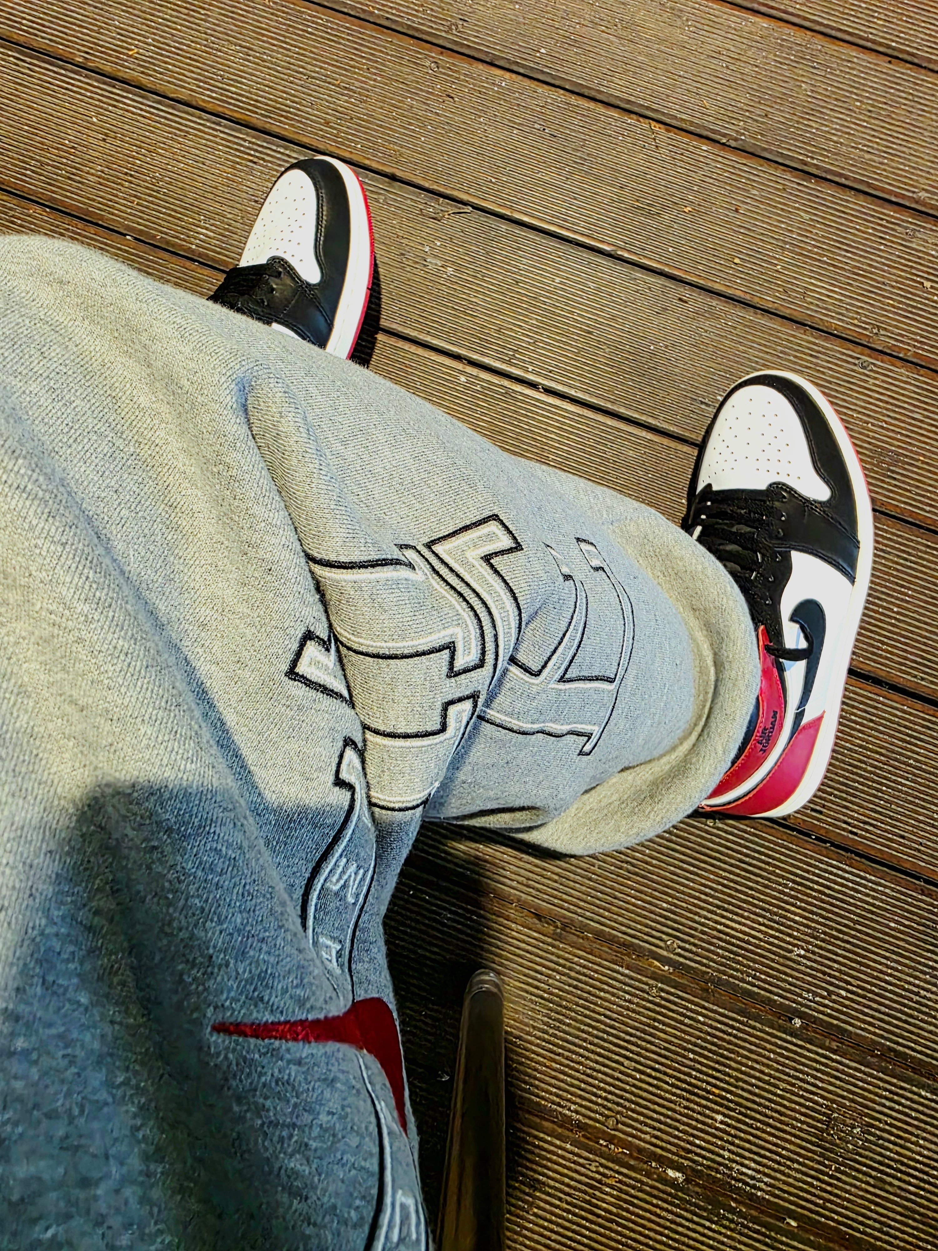 Supreme x Nike Sweatpant Heather Grey - 24SS, Supreme x Jordan Biggie S/S Top Black - 24FW 착용 스타일 - 3