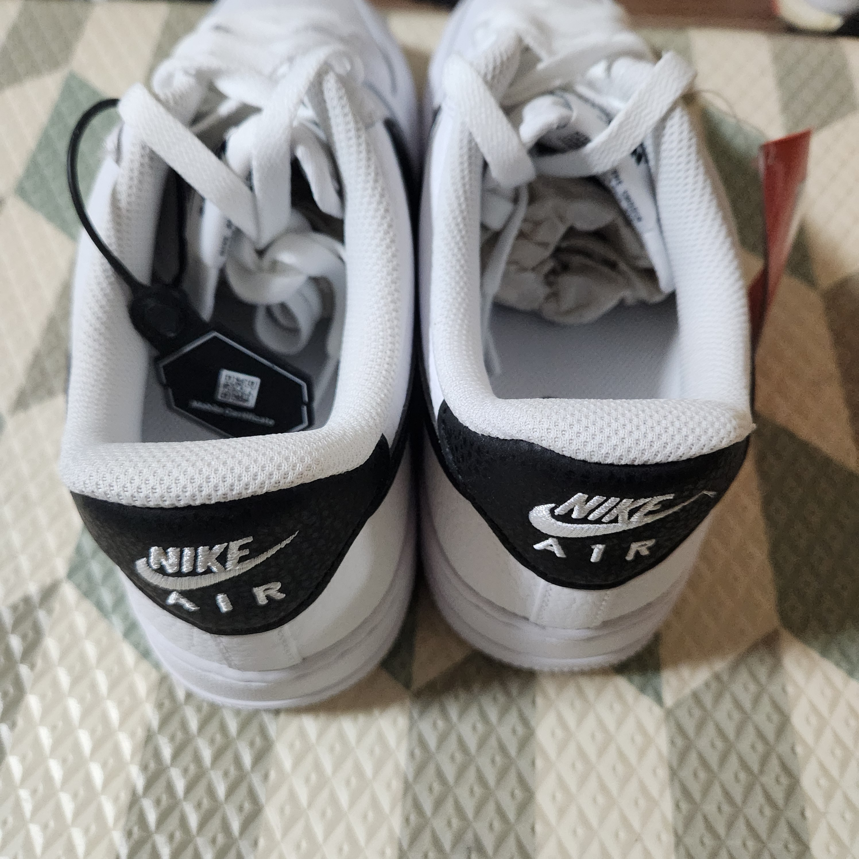 Nike Air Force 1 '07 White Black 착용 스타일 - 3