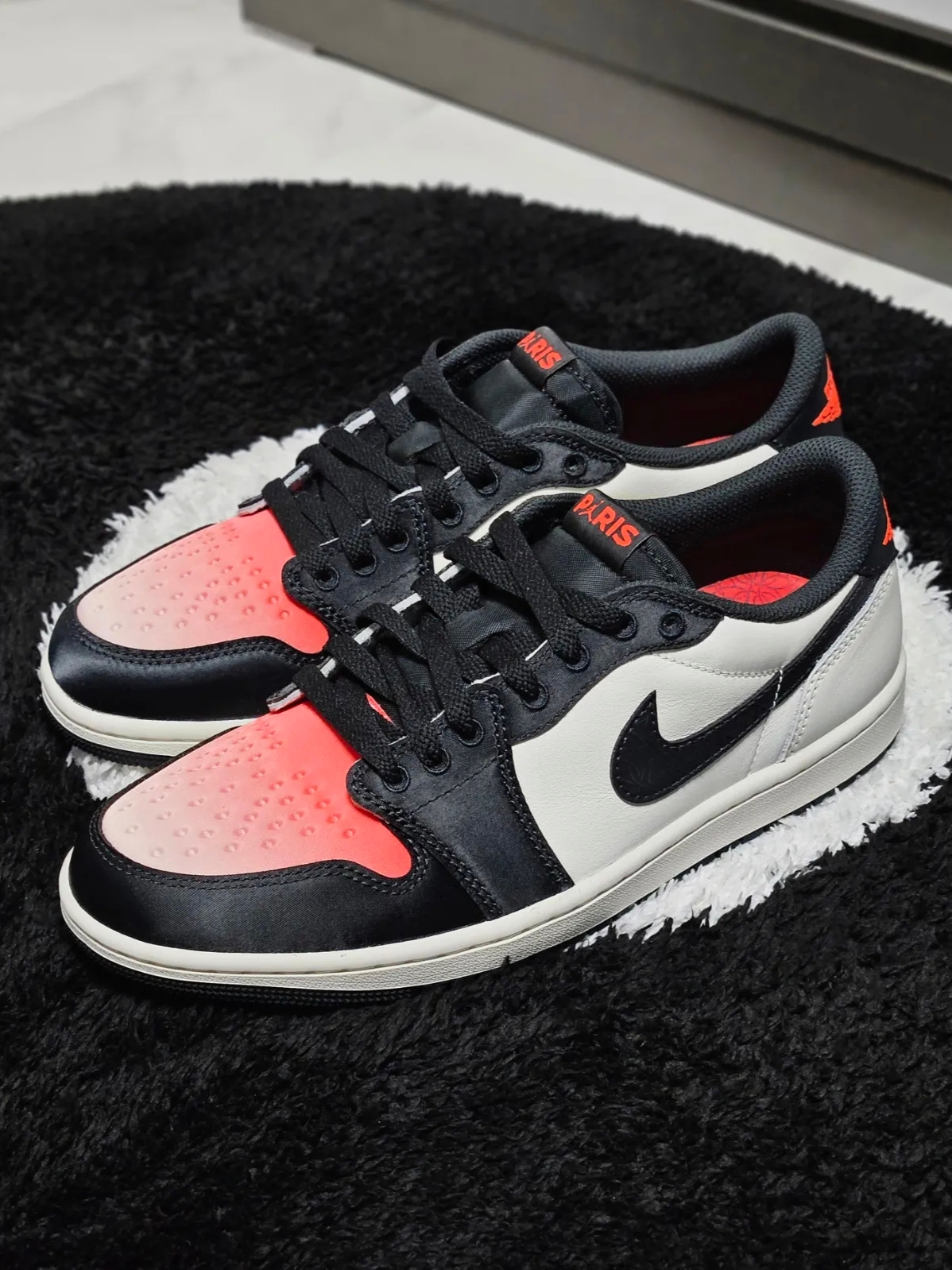 Jordan 1 x Paris Saint-Germain Retro Low OG Sail and Off Noir 착용 스타일 - 4