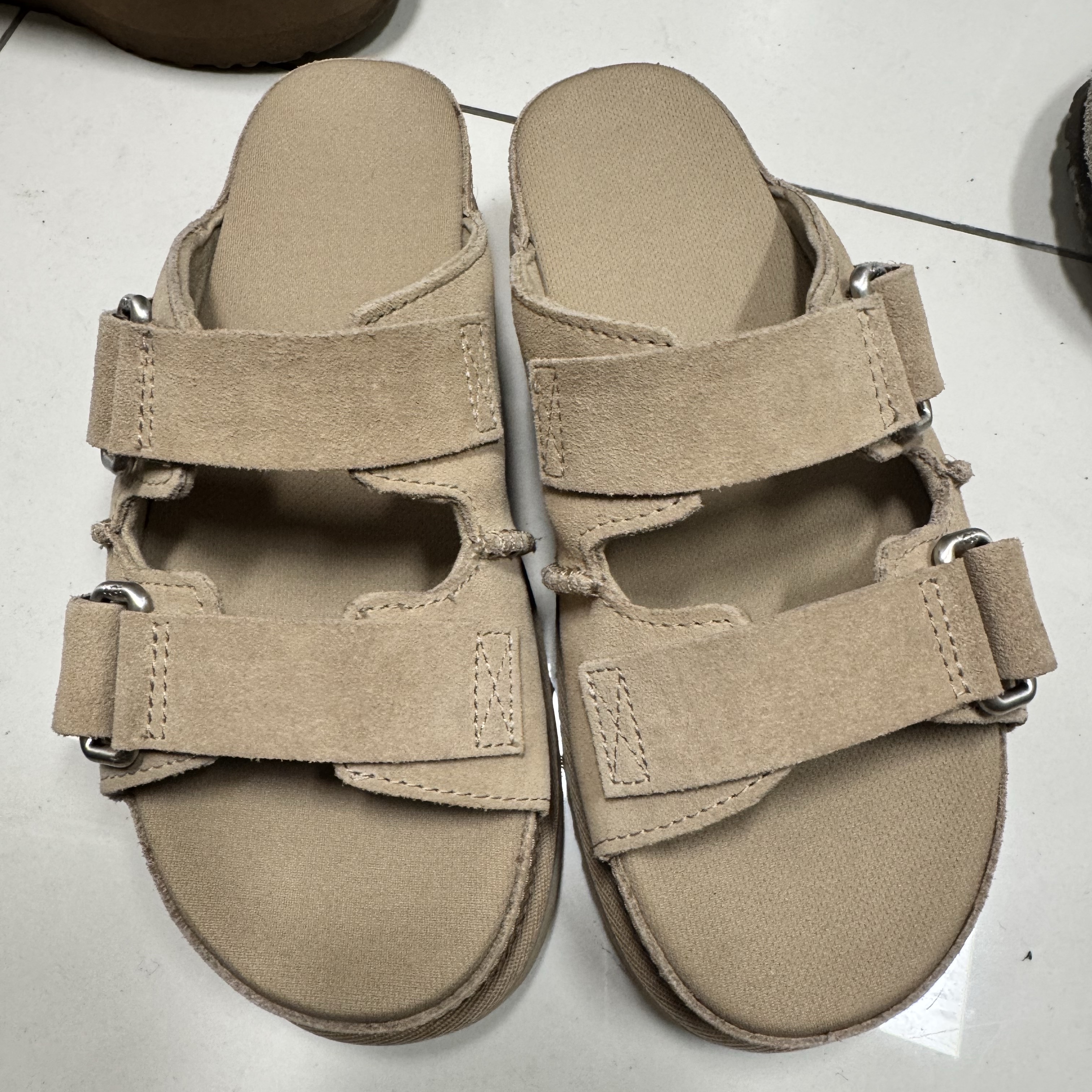 (W) UGG Goldenstar Hi Slide Sand 착용 스타일