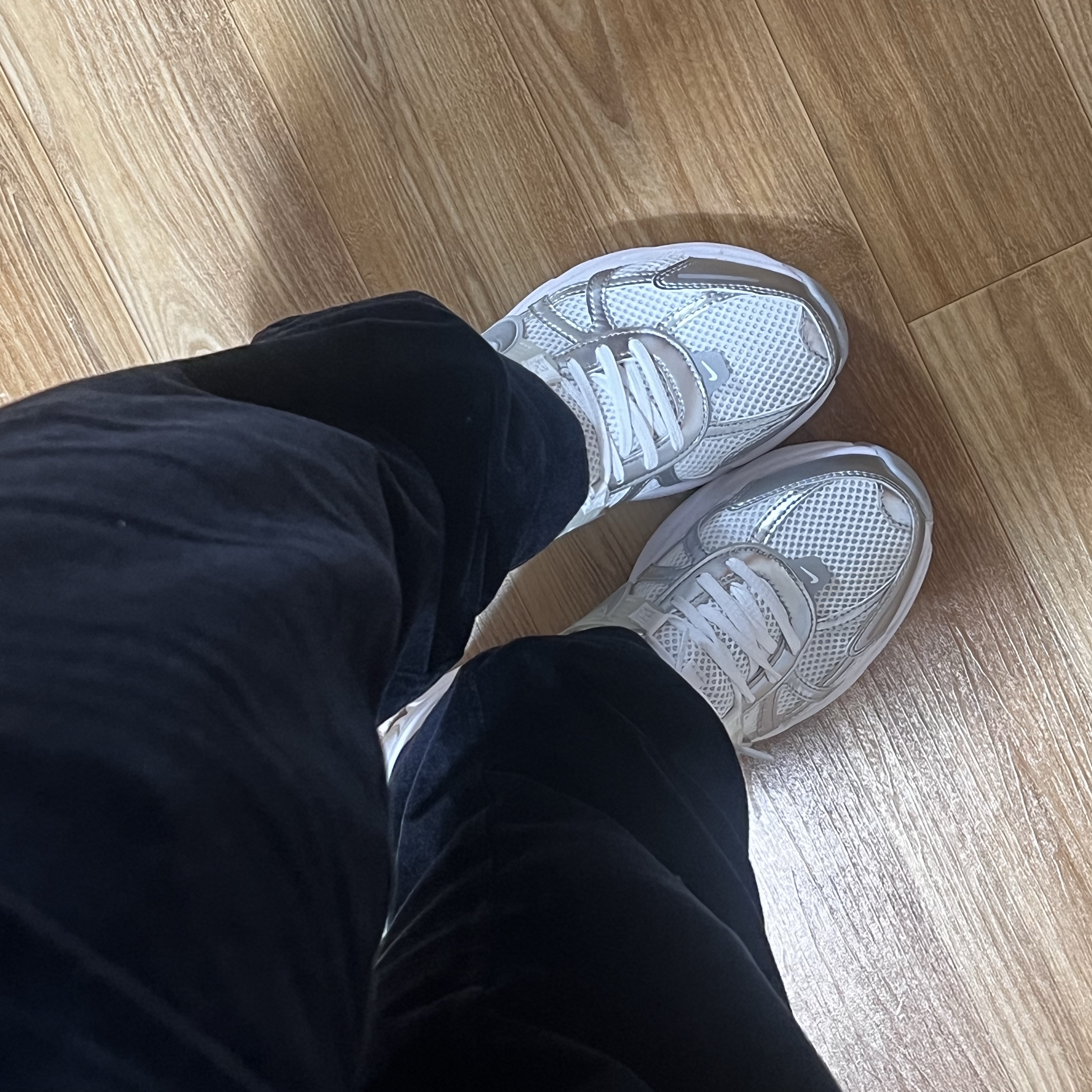Nike V2K Run Metallic Silver White 착용 스타일