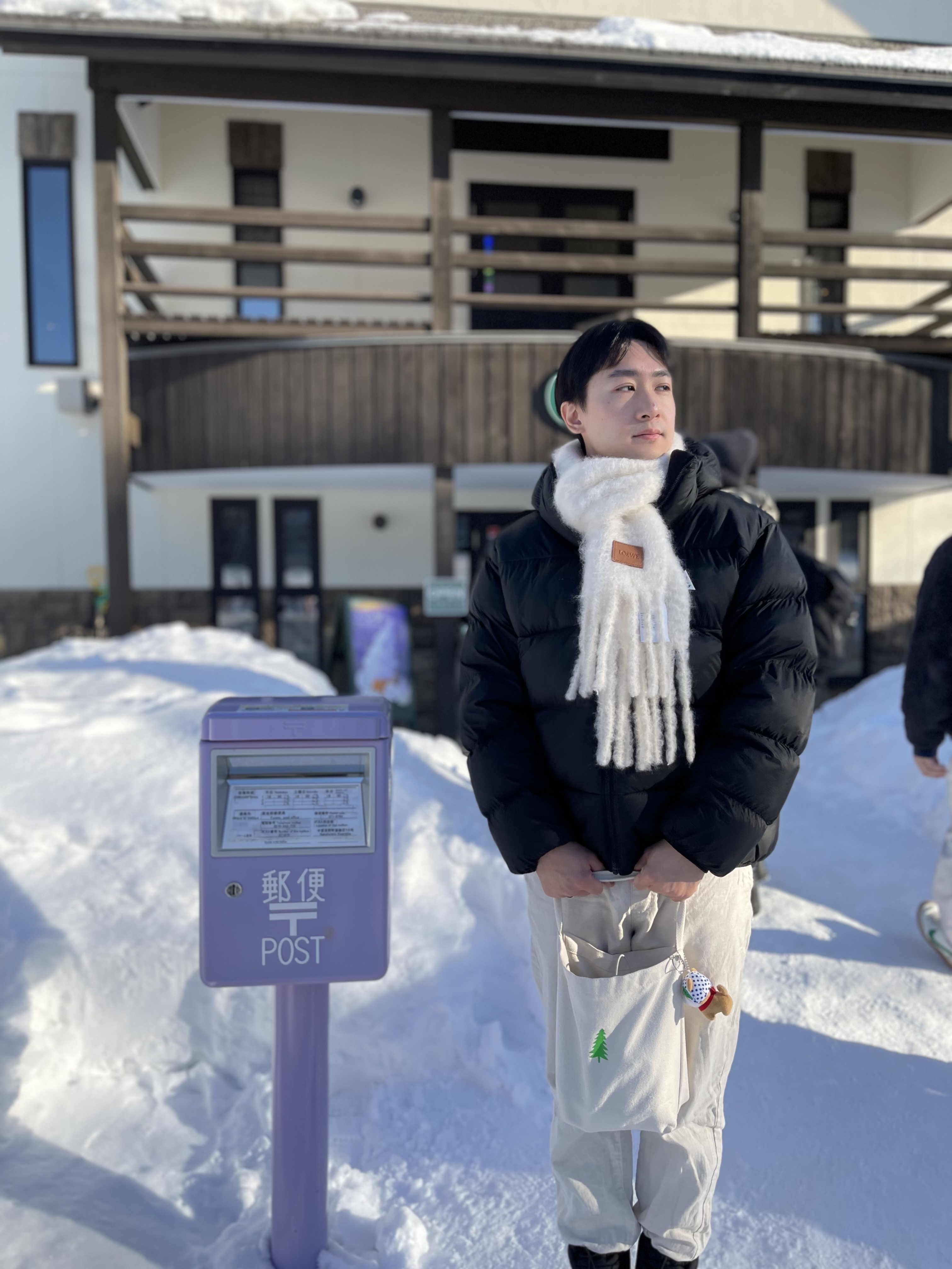 Loewe Mohair Wool Muffler White 착용 스타일