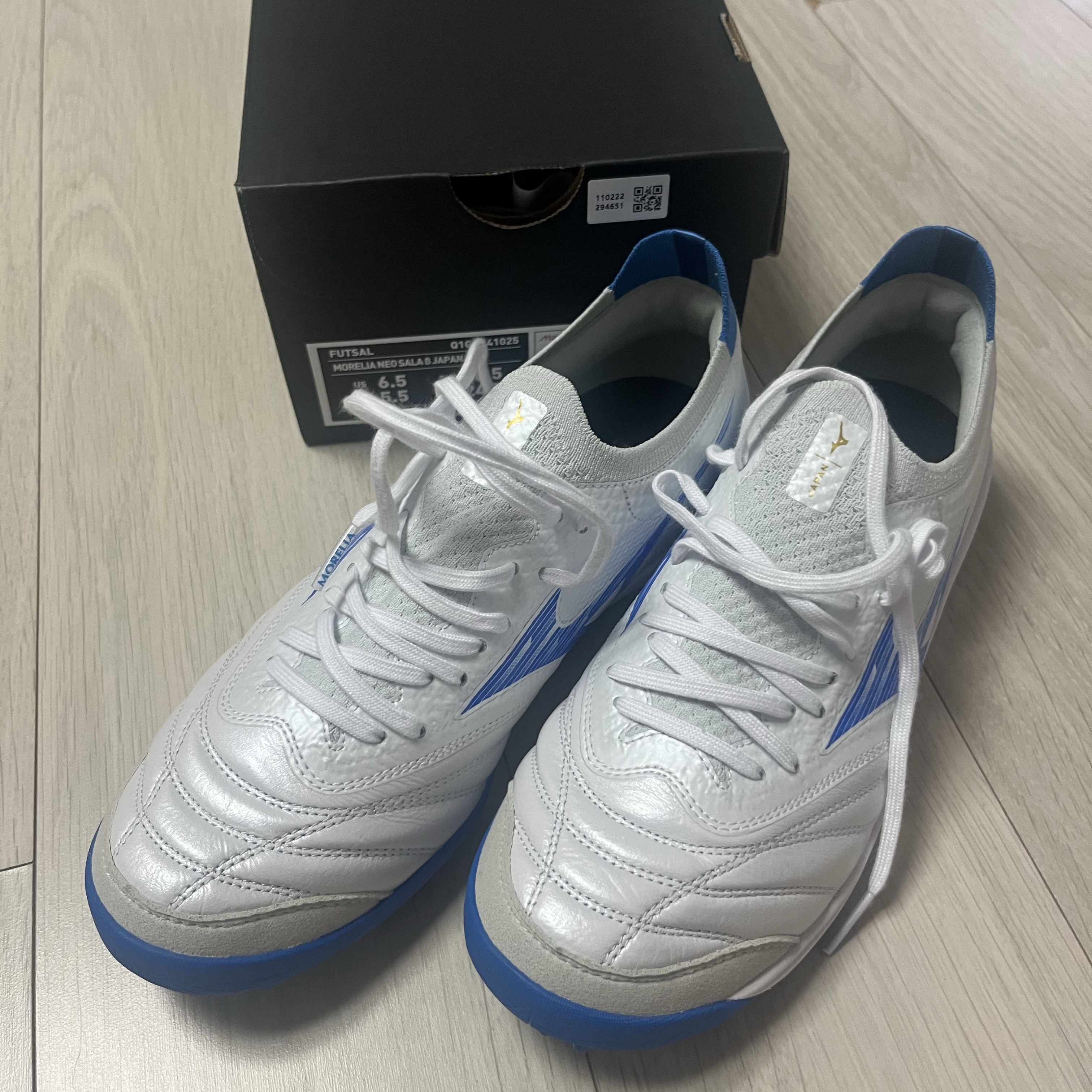 Mizuno Morelia Neo Sala Beta Japan TF Super White Pearl Laser Blue 착용 스타일