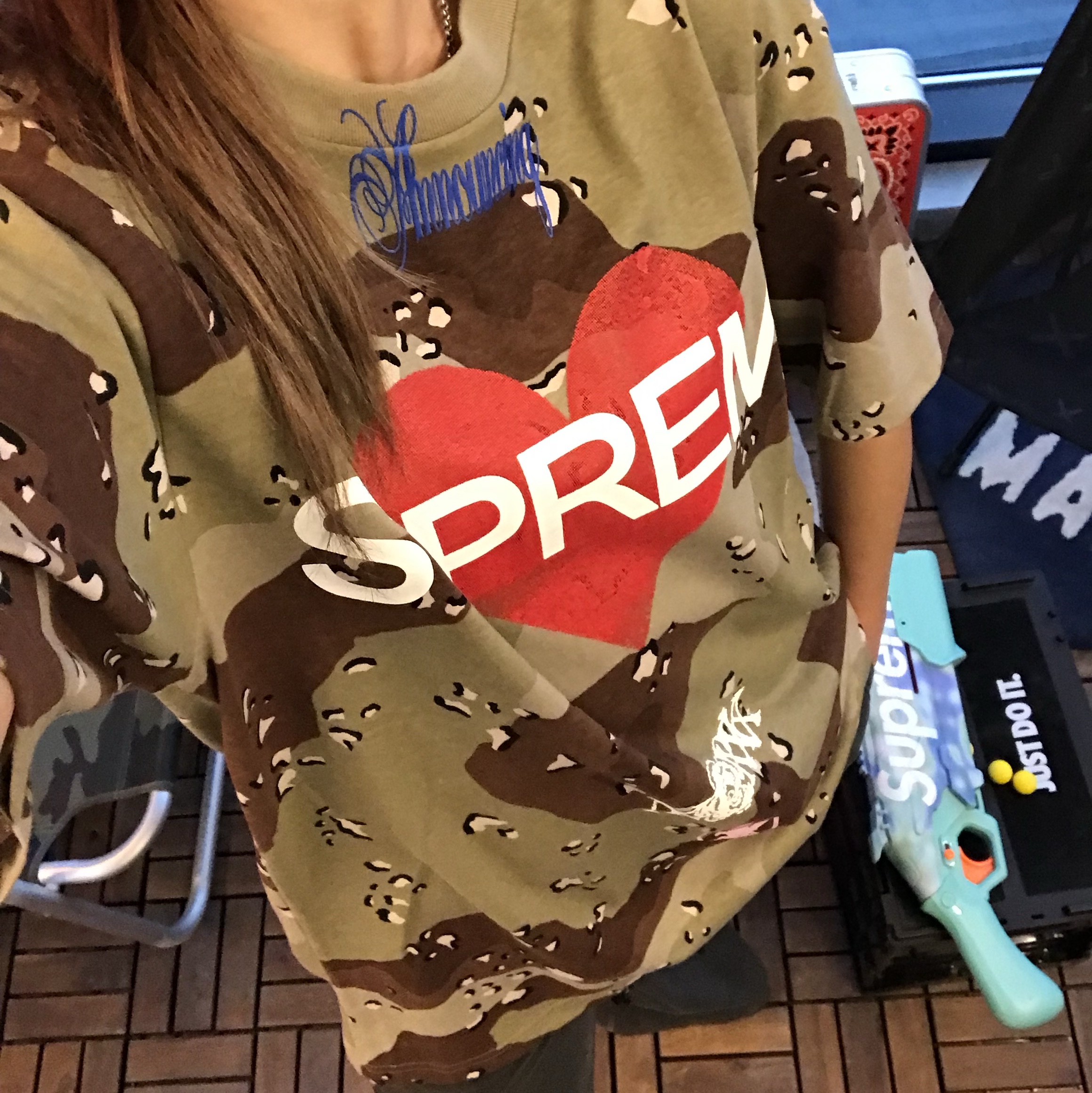 Supreme Announcing T-Shirt Chocolate Chip Camo - 25SS 착용 스타일 - 1