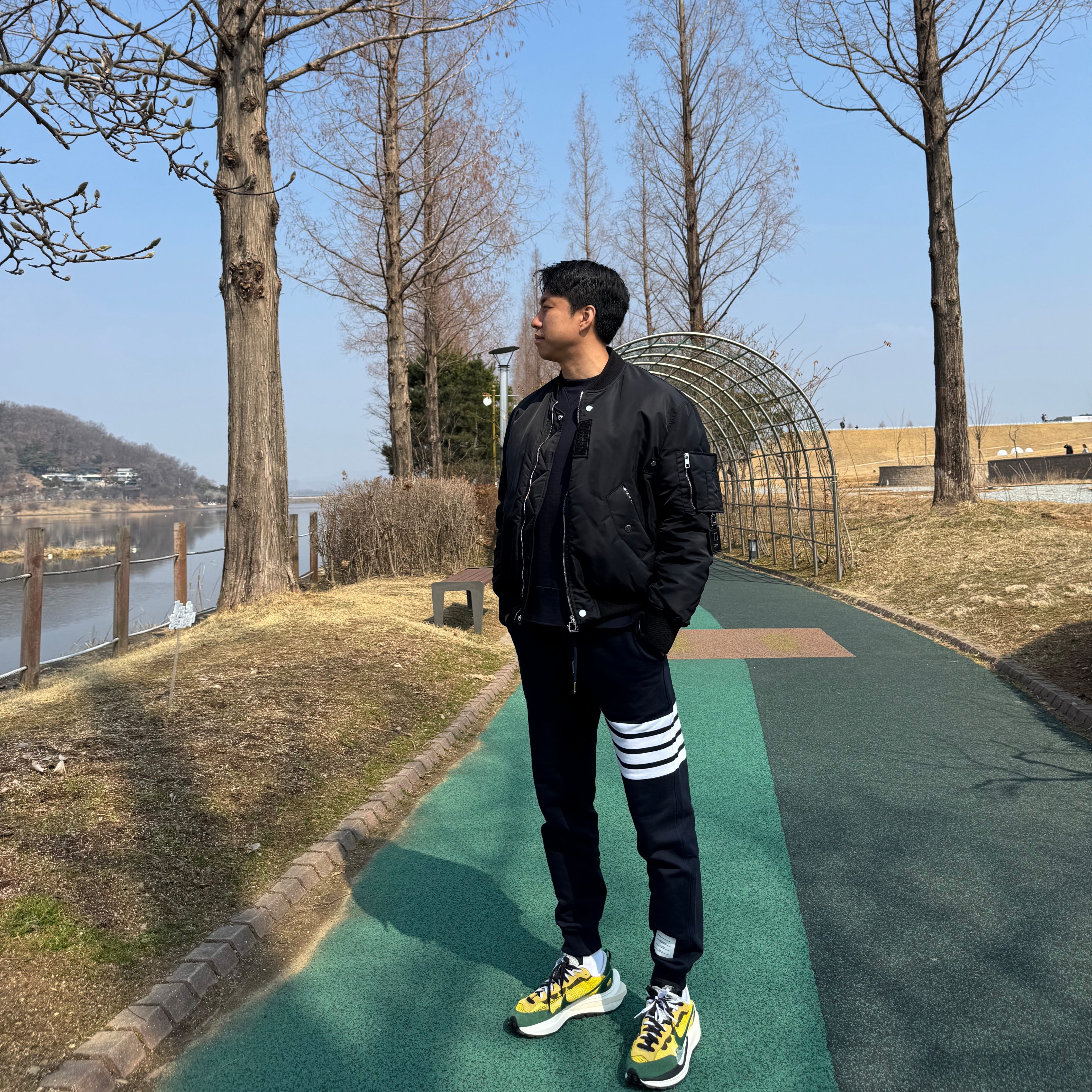 Thom Browne Classic Loopback Engineered 4-Bar Classic Sweatpants Navy, Nike x Sacai VaporWaffle Tour Yellow & Gorge Green Sail 착용 스타일