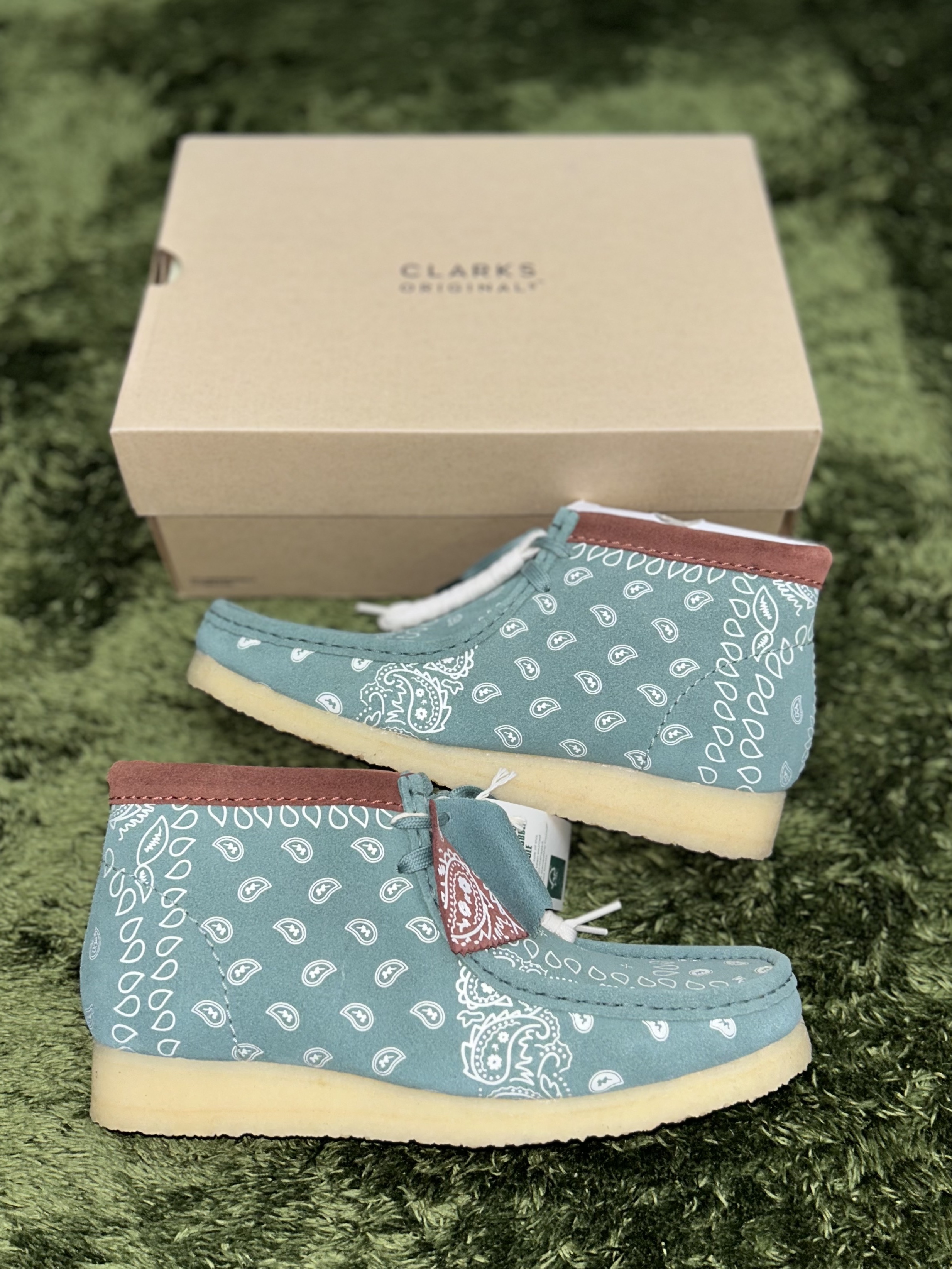 Clarks Wallabee Boot Green Paisley 착용 스타일 - 1