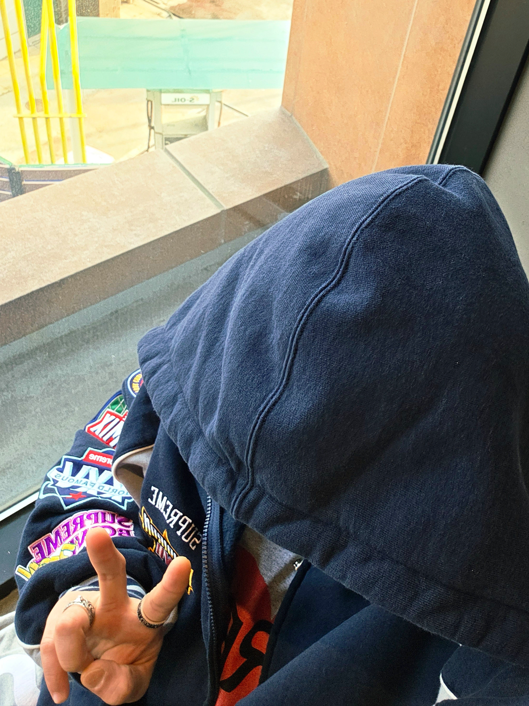 Supreme Playoffs Zip Up Hooded Sweatshirt Navy - 25SS, Supreme Announcing T-Shirt Heather Grey - 25SS 착용 스타일 - 3