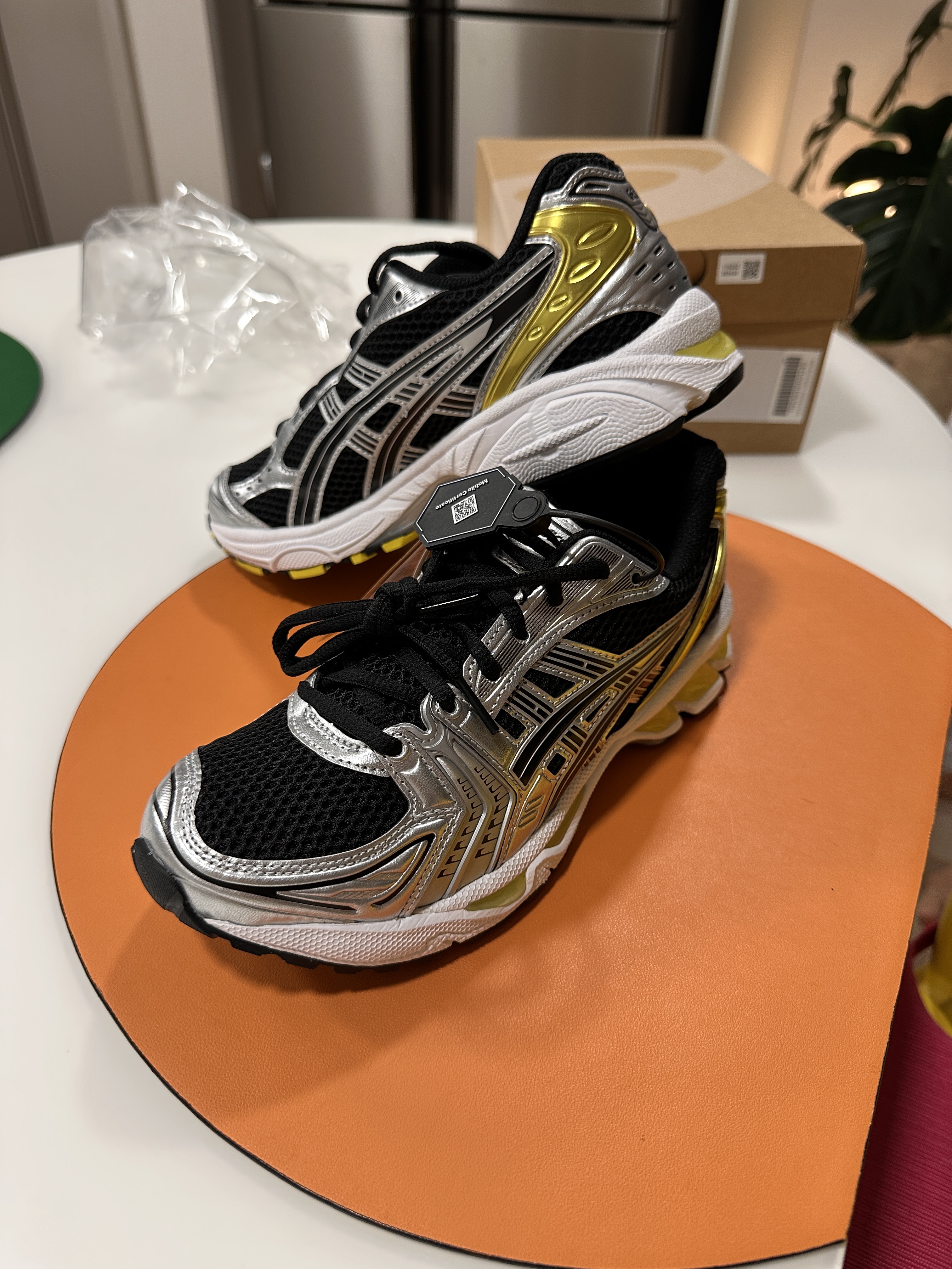 Asics Gel-Kayano 14 Black Lemon Spark 착용 스타일