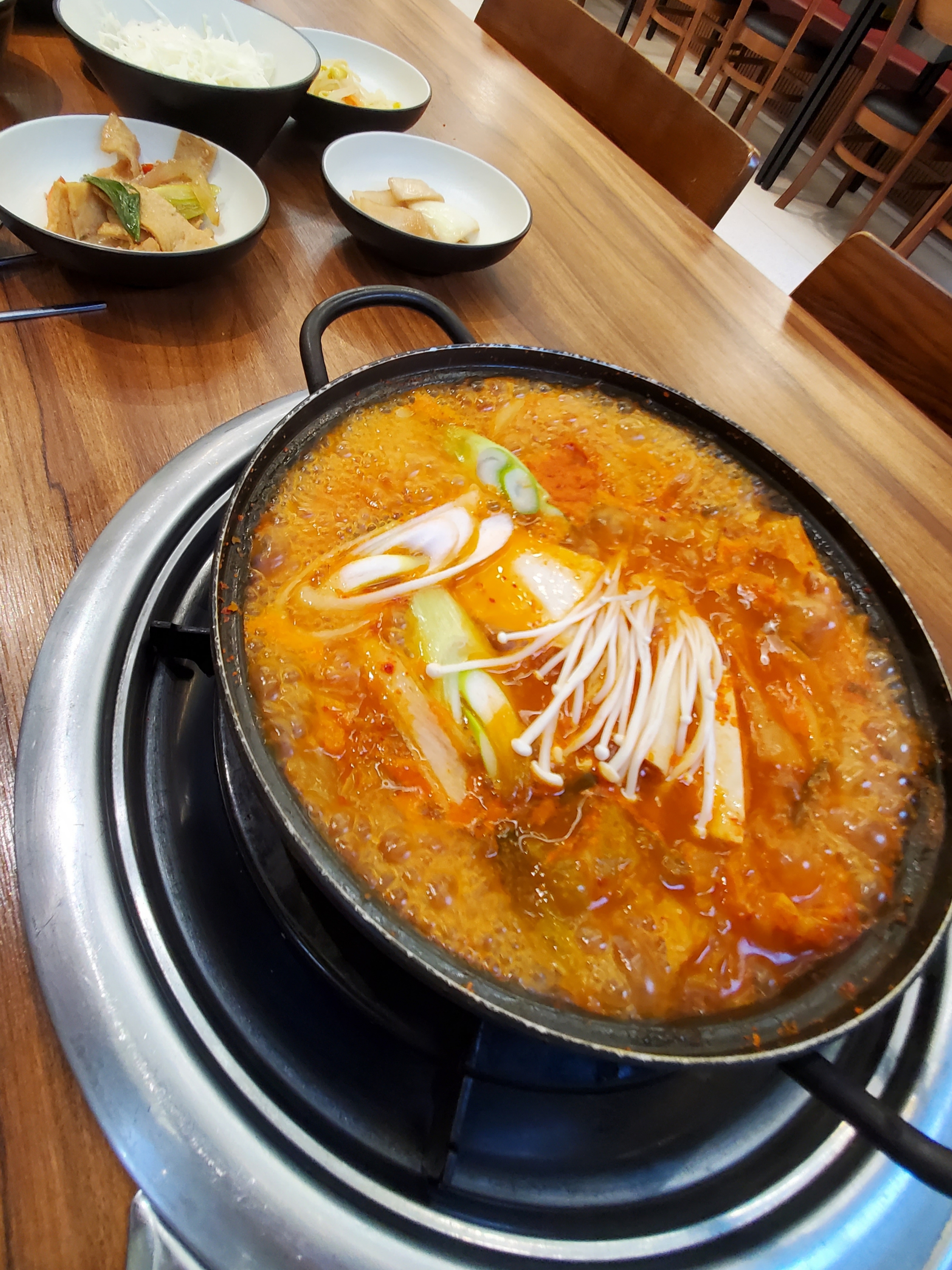 아디다스 뉴 퍼 자켓 오프 화이트 - KR 사이즈, 스웨이드 투턱 롱 팬츠 블랙 착용 스타일 - 5