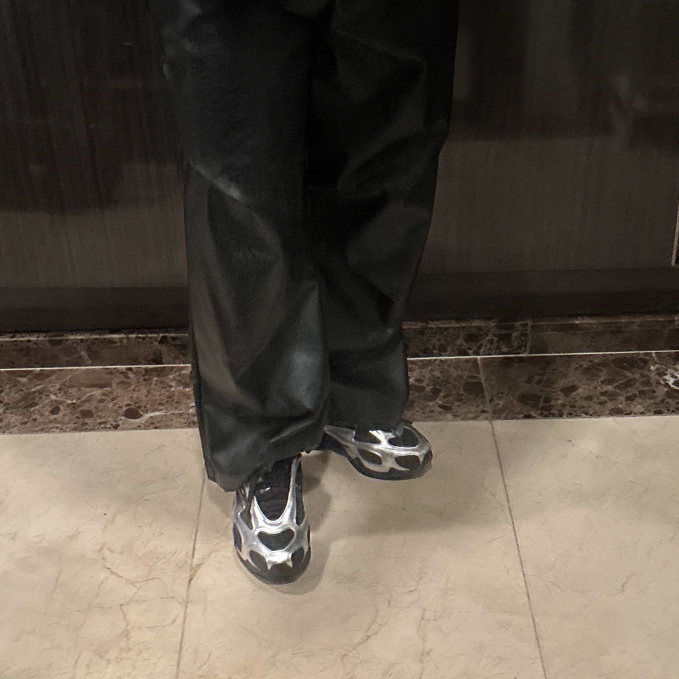 (W) Nike Air Max Muse Black and Metallic Silver 착용 스타일 - 1