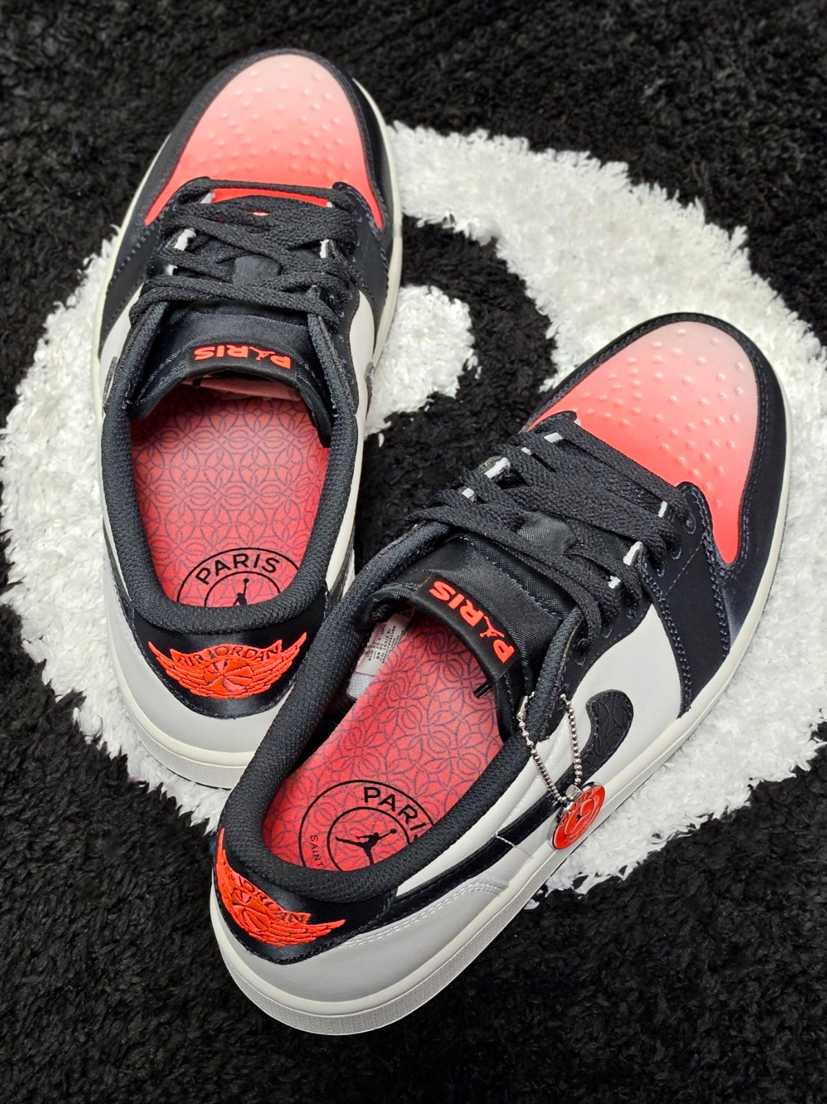 Jordan 1 x Paris Saint-Germain Retro Low OG Sail and Off Noir 착용 스타일 - 9