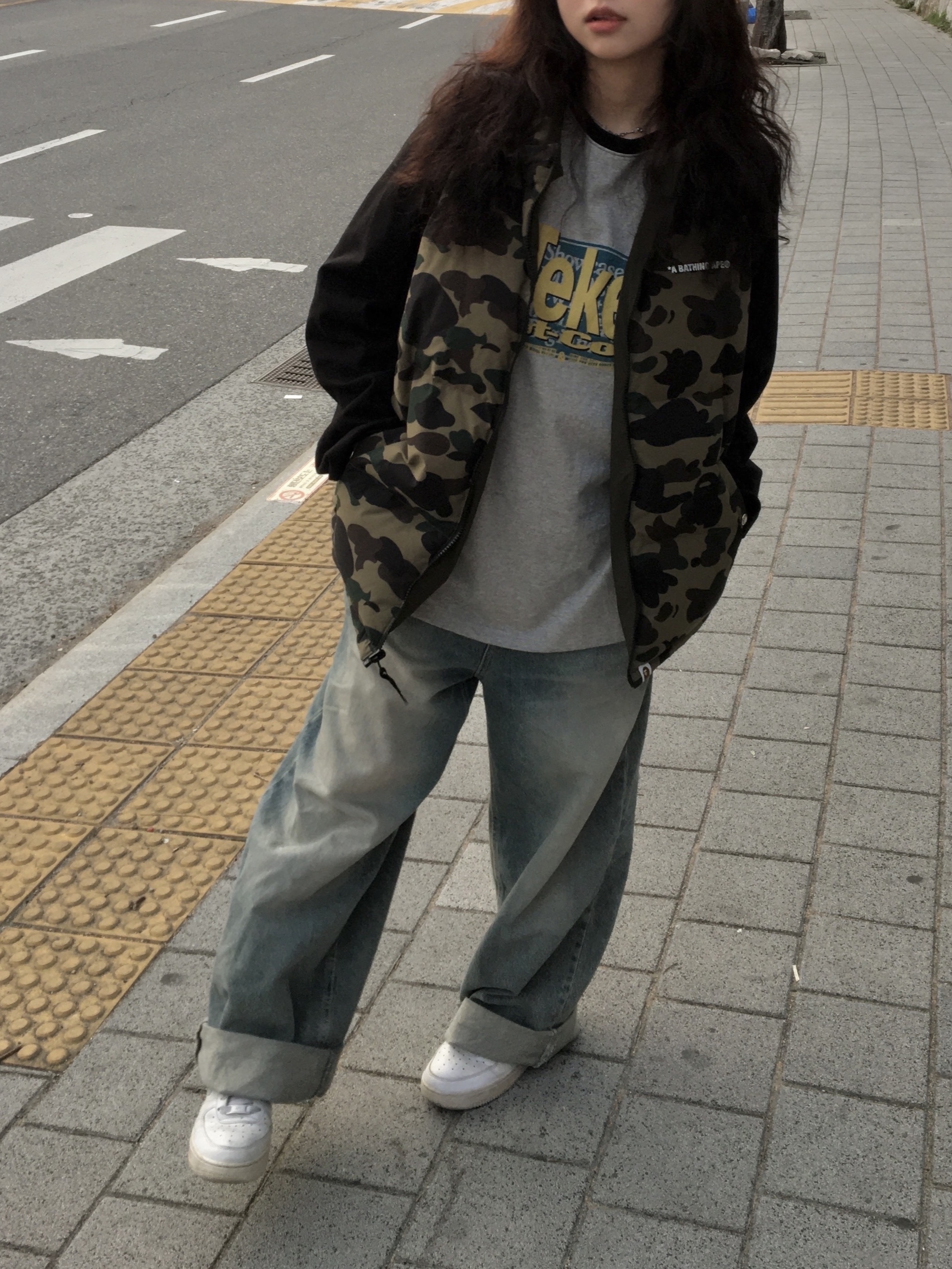 BAPE 1st Camo Reversible Down Vest Green, Nike Air Force 1 '07 Low White 착용 스타일 - 2