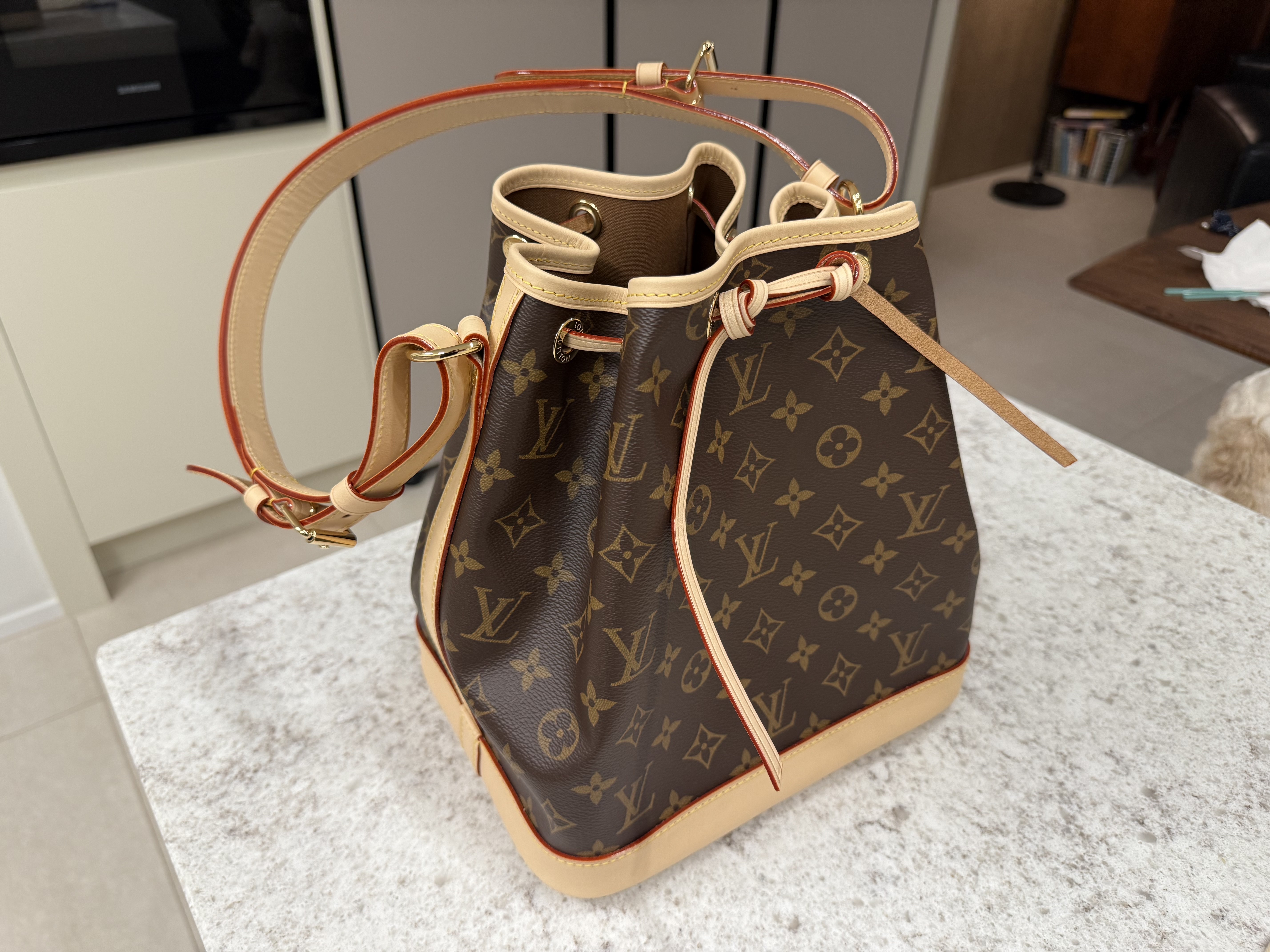 Louis Vuitton Petit Noe Monogram, FARVEN Comte Rib Hem Leather Jumper Black 착용 스타일 - 1