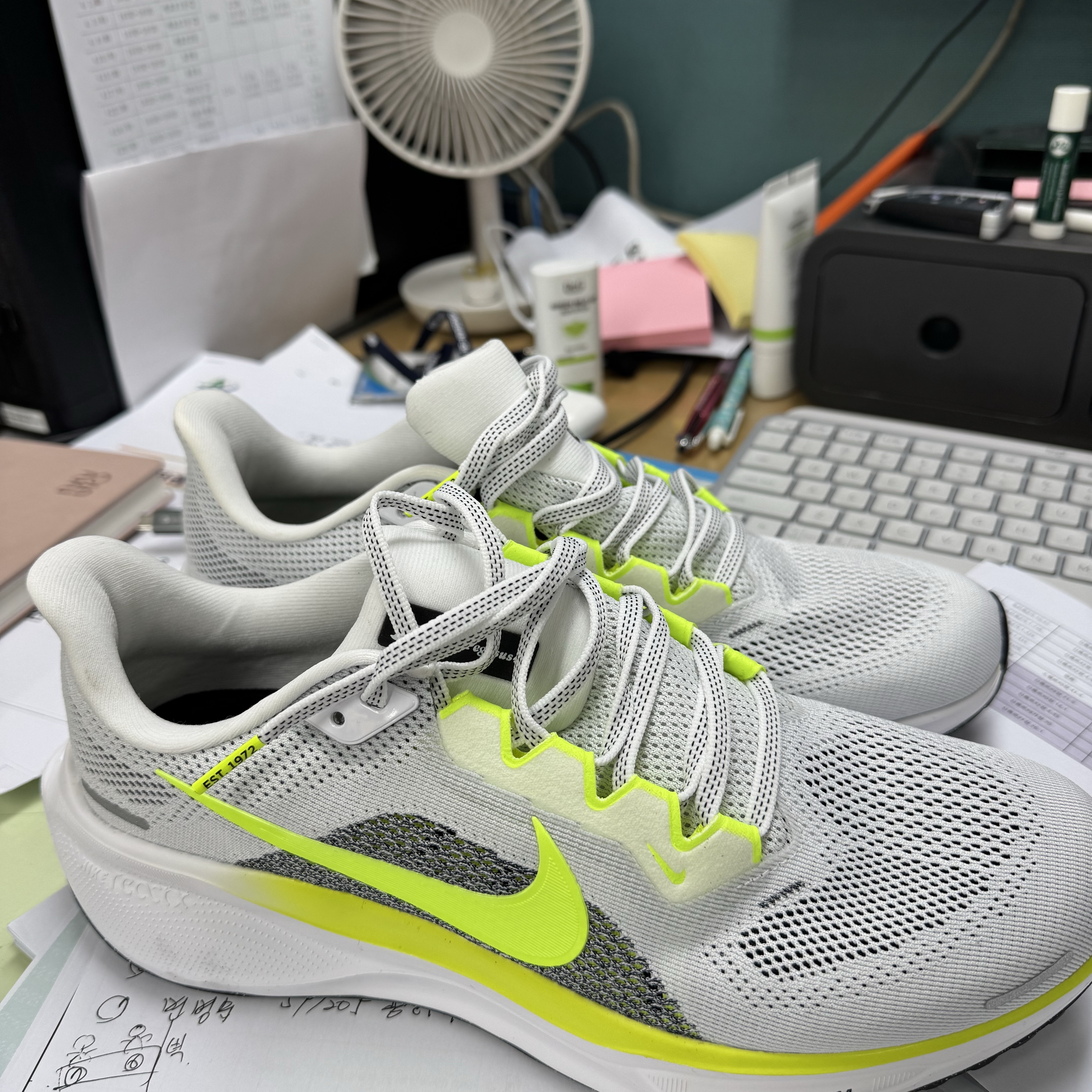 Nike Air Zoom Pegasus 41 White Black Volt 착용 스타일