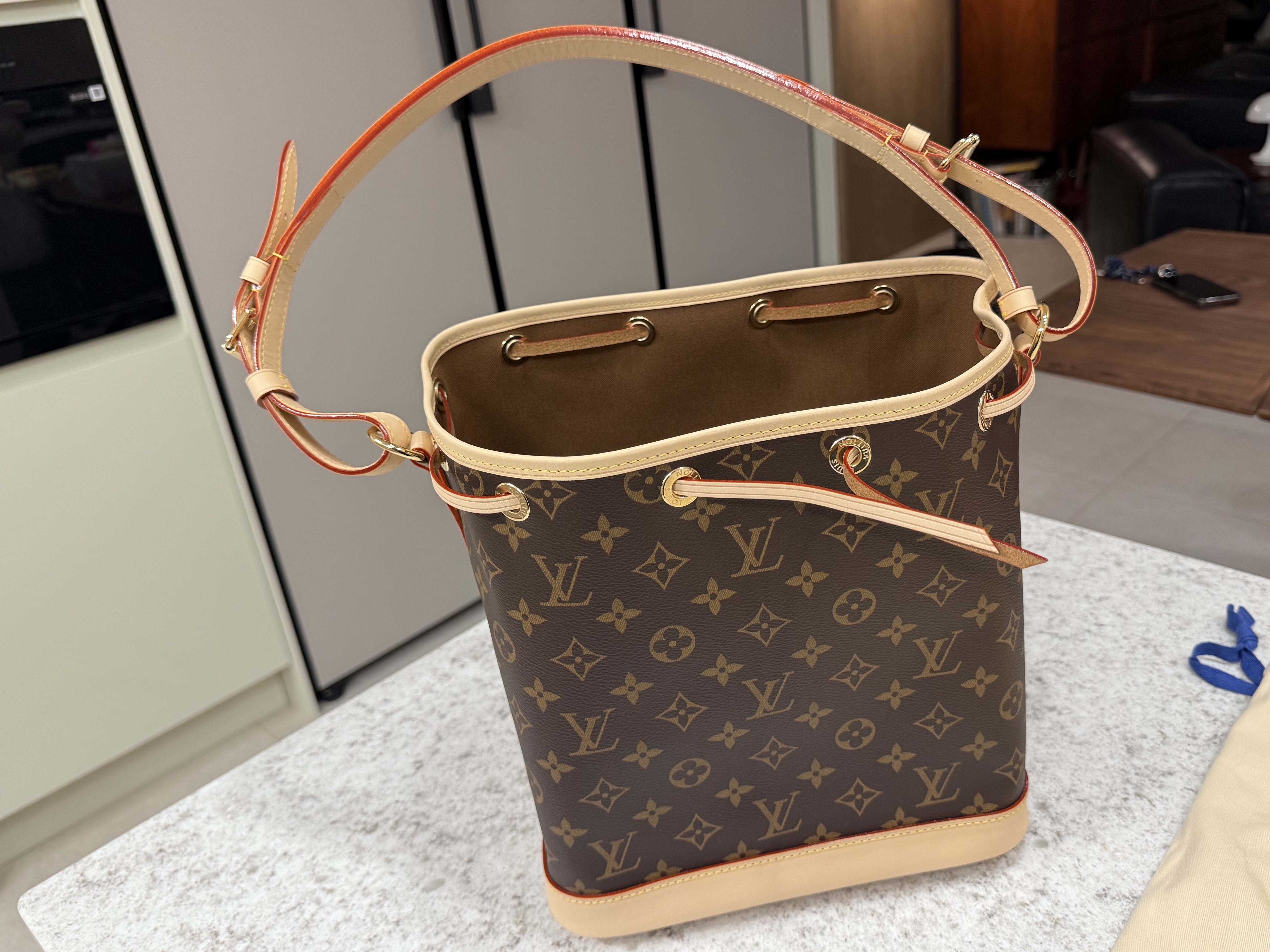 Louis Vuitton Petit Noe Monogram, FARVEN Comte Rib Hem Leather Jumper Black 착용 스타일 - 3