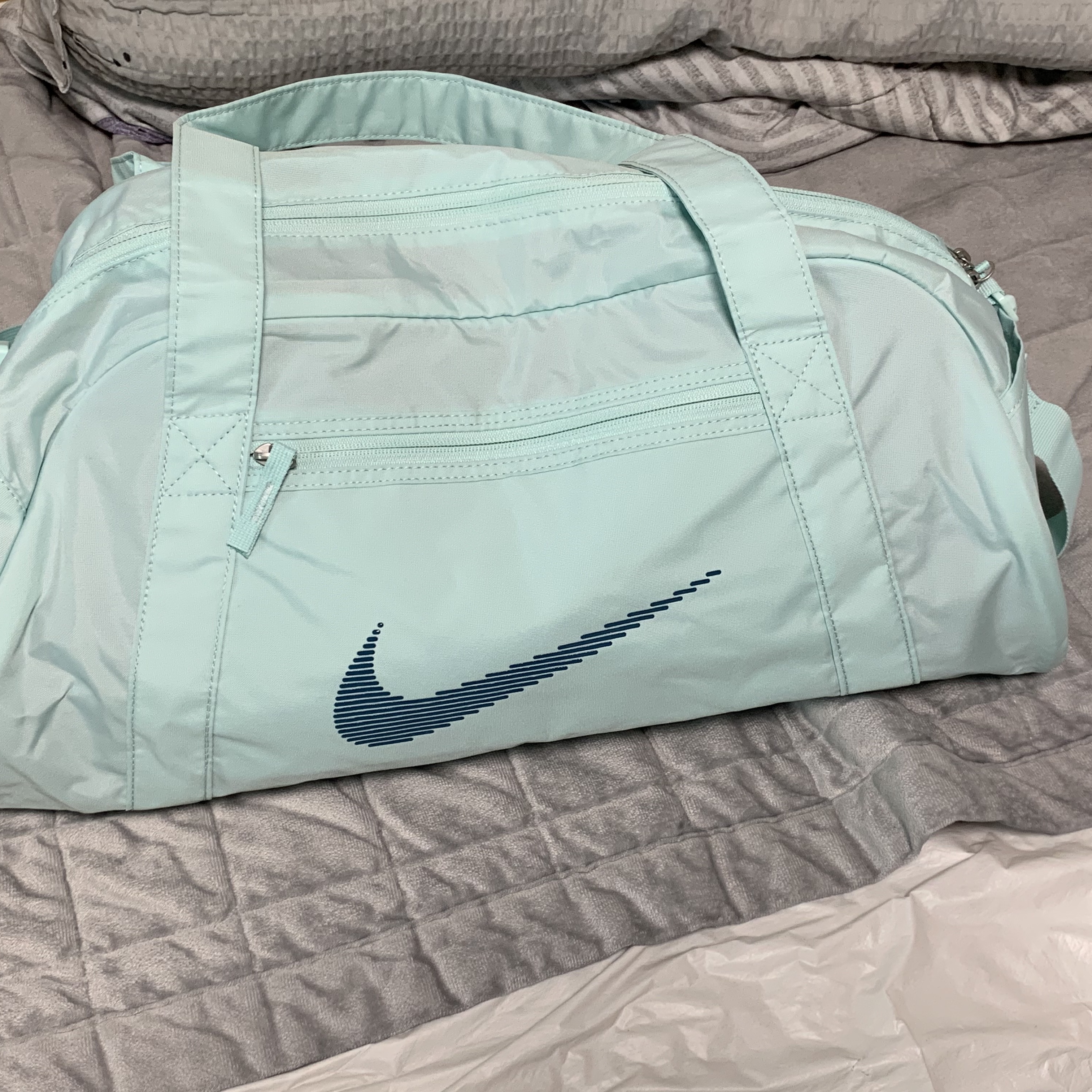 Nike Gym Club Duffle Bag 24L Jade Ice 착용 스타일