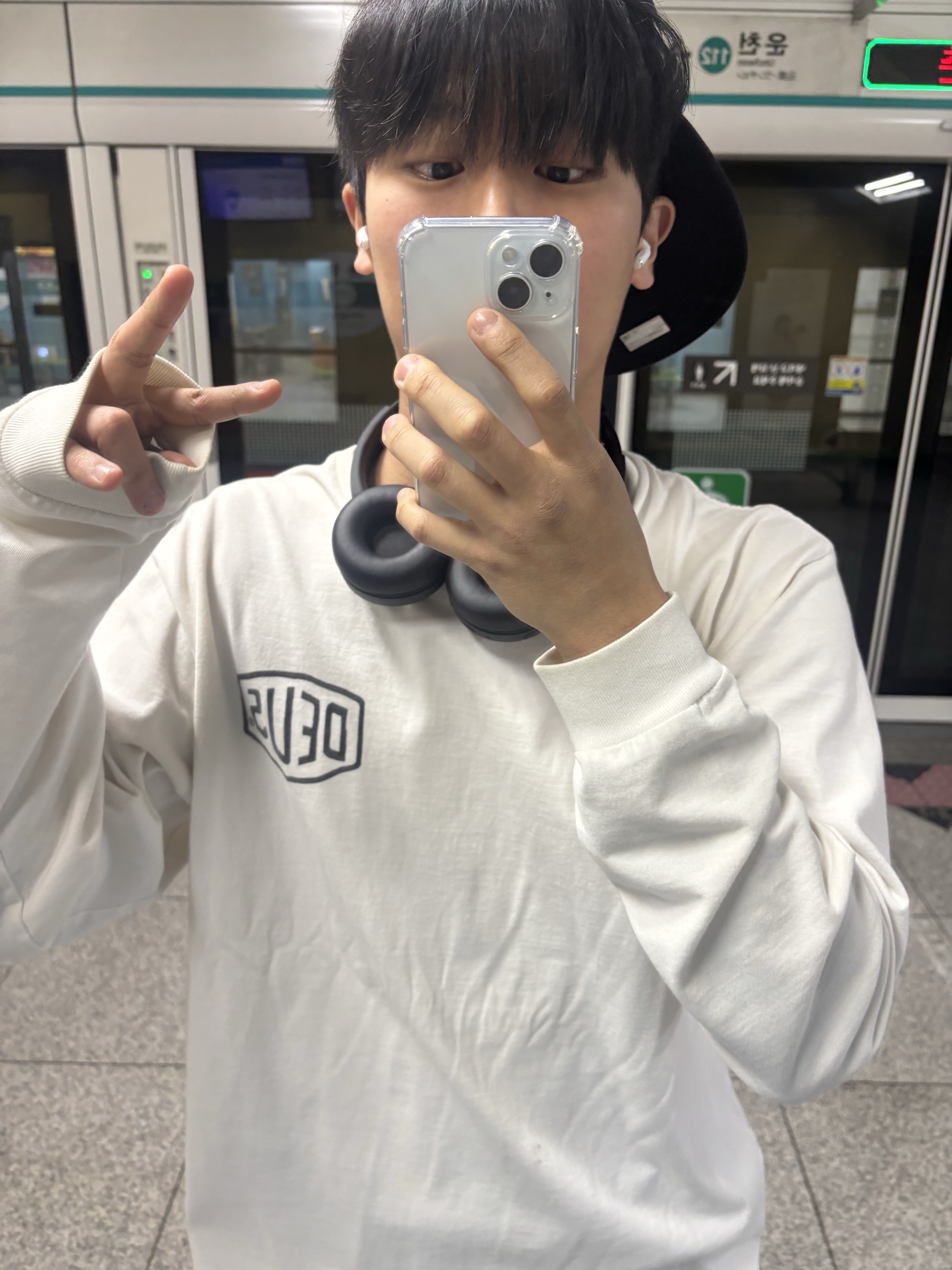뉴에라 59피프티 MLB 어센틱 뉴욕 양키스 게임 네이비, 데우스 엑스 마키나 서울 컬리지 롱슬리브 티셔츠 화이트 착용 스타일 - 2