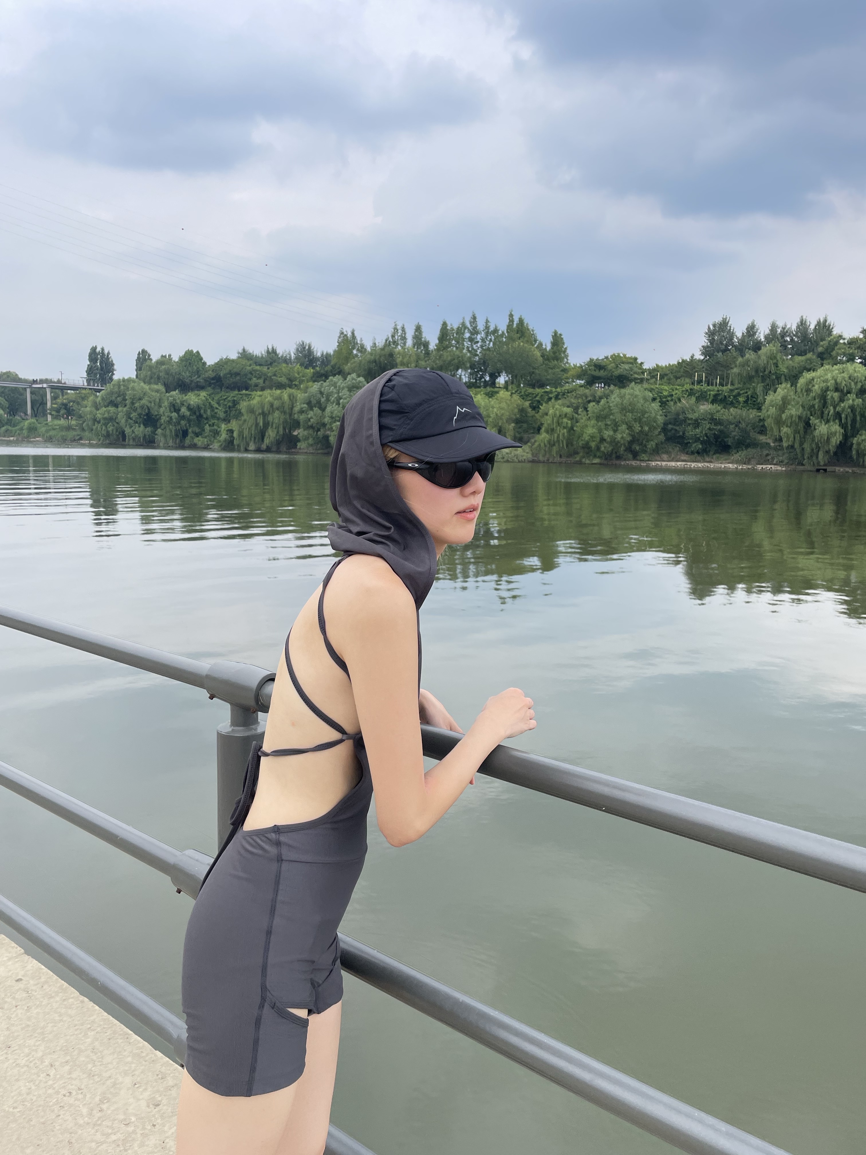 OJOS Thigh Slit Hoodie Monokini Grey, Oakley Eye Jacket Redux Matte Black Frame Prizm Grey Lenses High Bridge Fit 착용 스타일 - 2