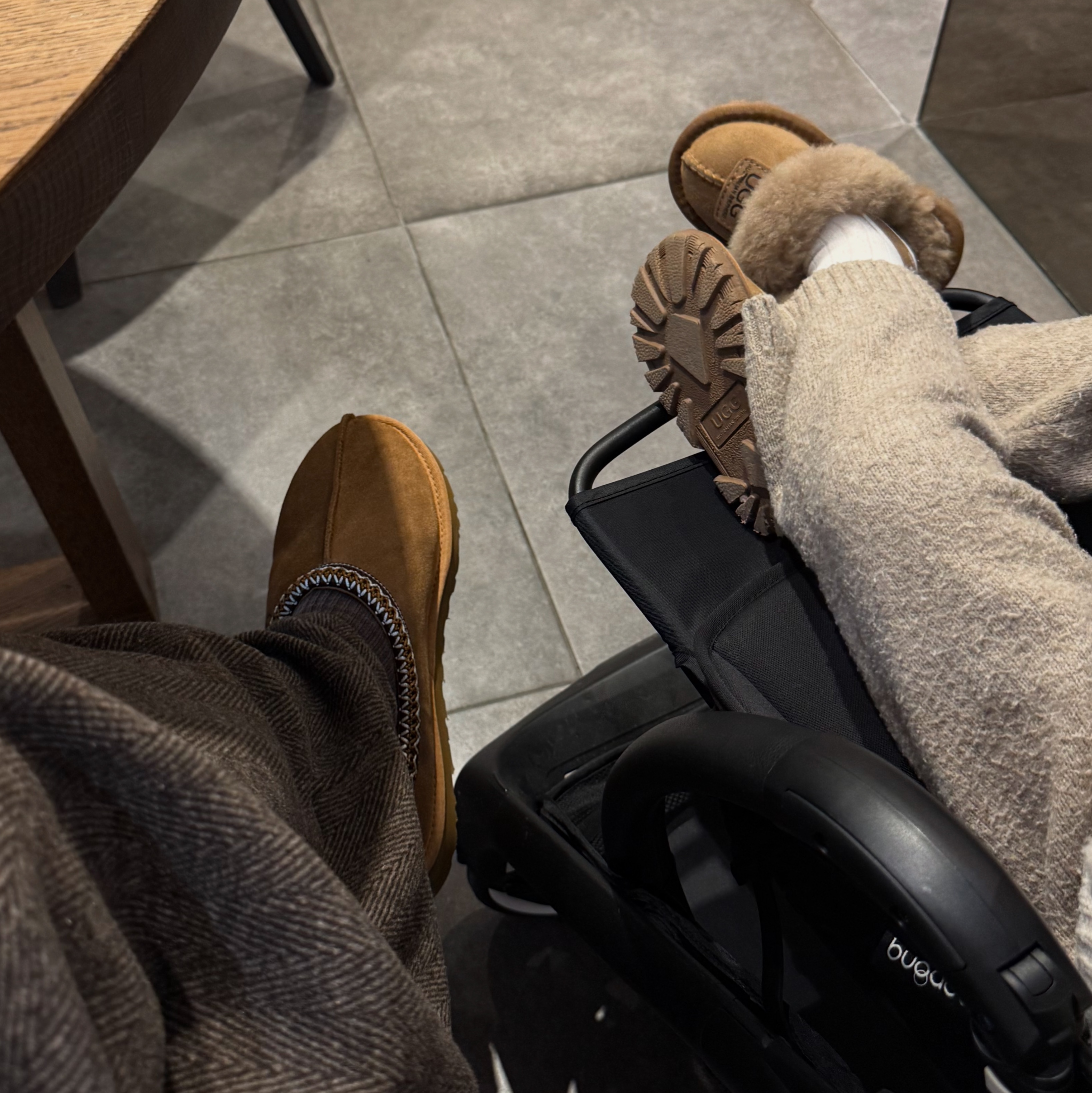 UGG Tasman Slipper Chestnut 착용 스타일