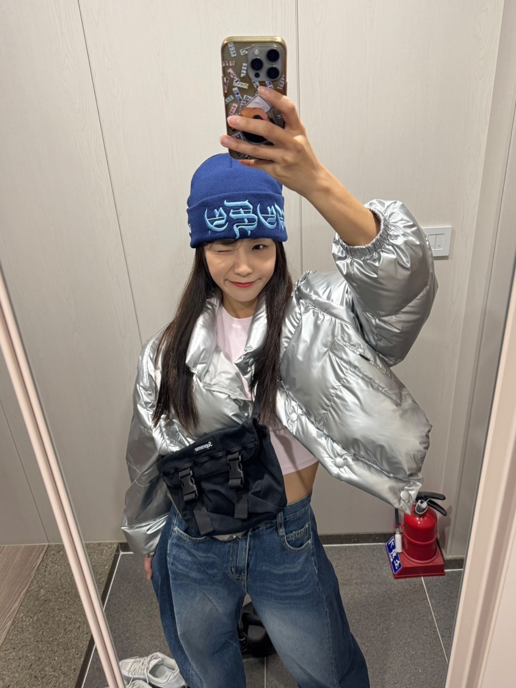 Supreme New Era Blackletter Beanie Washed Navy - 25SS, Supreme Mini Messenger Bag Black - 25SS 착용 스타일 - 4