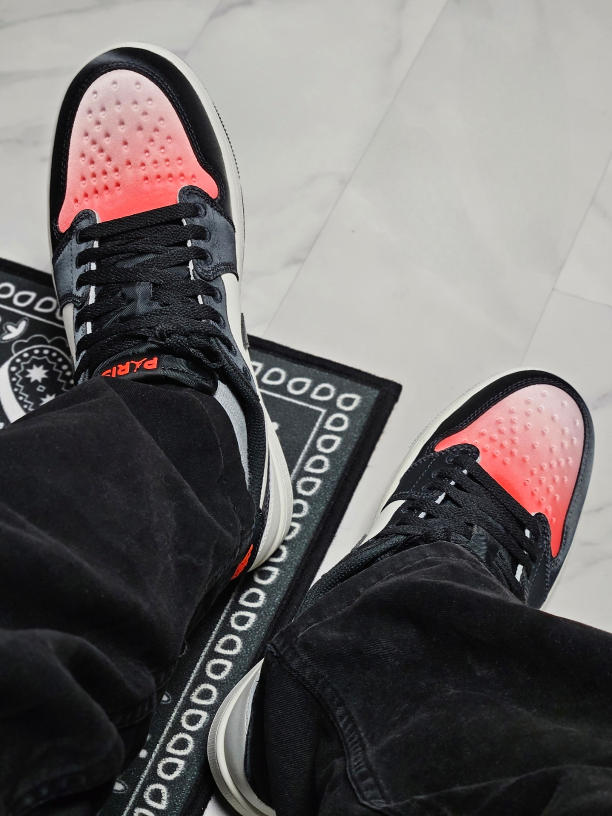 Jordan 1 x Paris Saint-Germain Retro Low OG Sail and Off Noir 착용 스타일 - 8