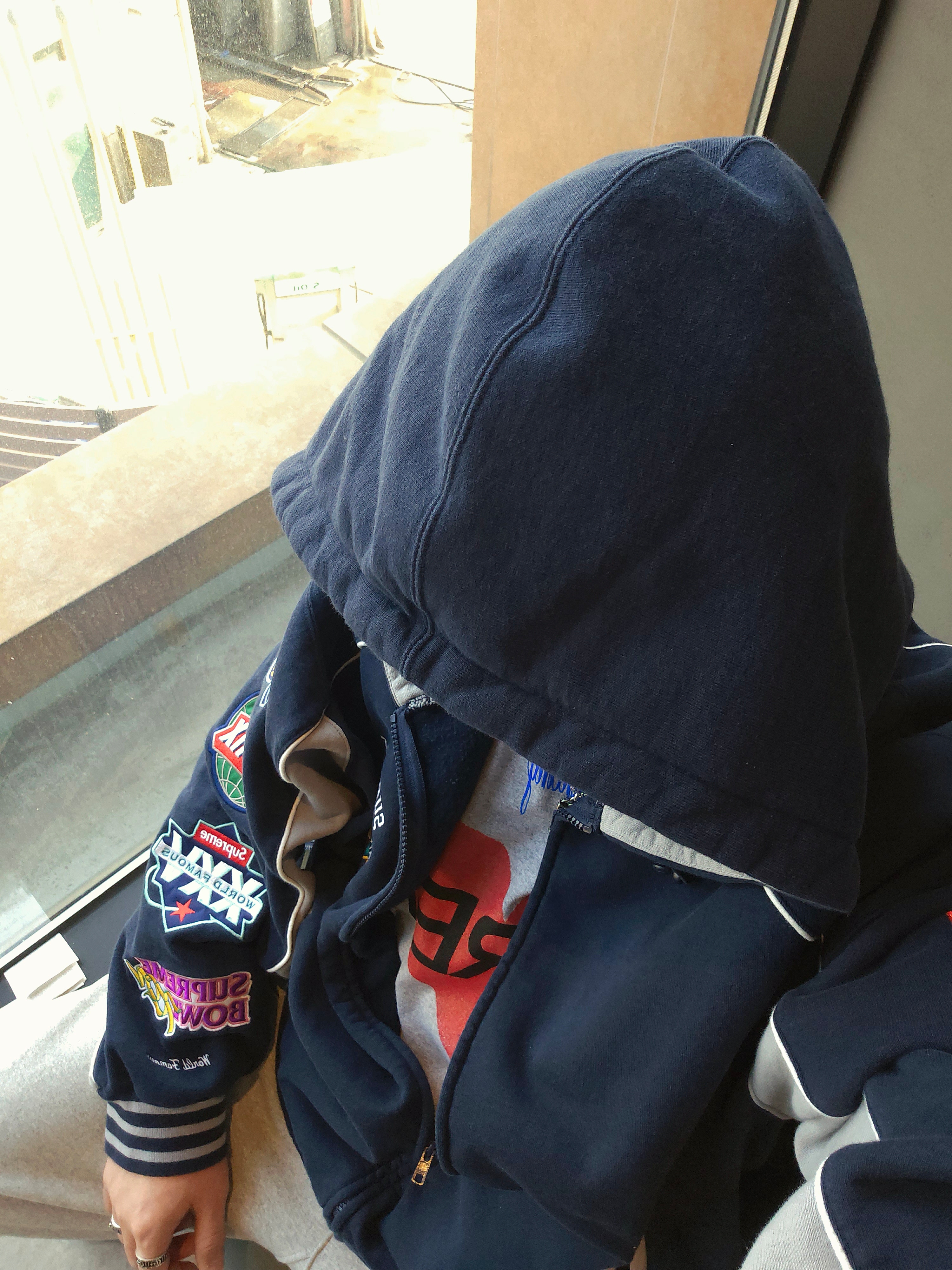 Supreme Playoffs Zip Up Hooded Sweatshirt Navy - 25SS, Supreme Announcing T-Shirt Heather Grey - 25SS 착용 스타일 - 2