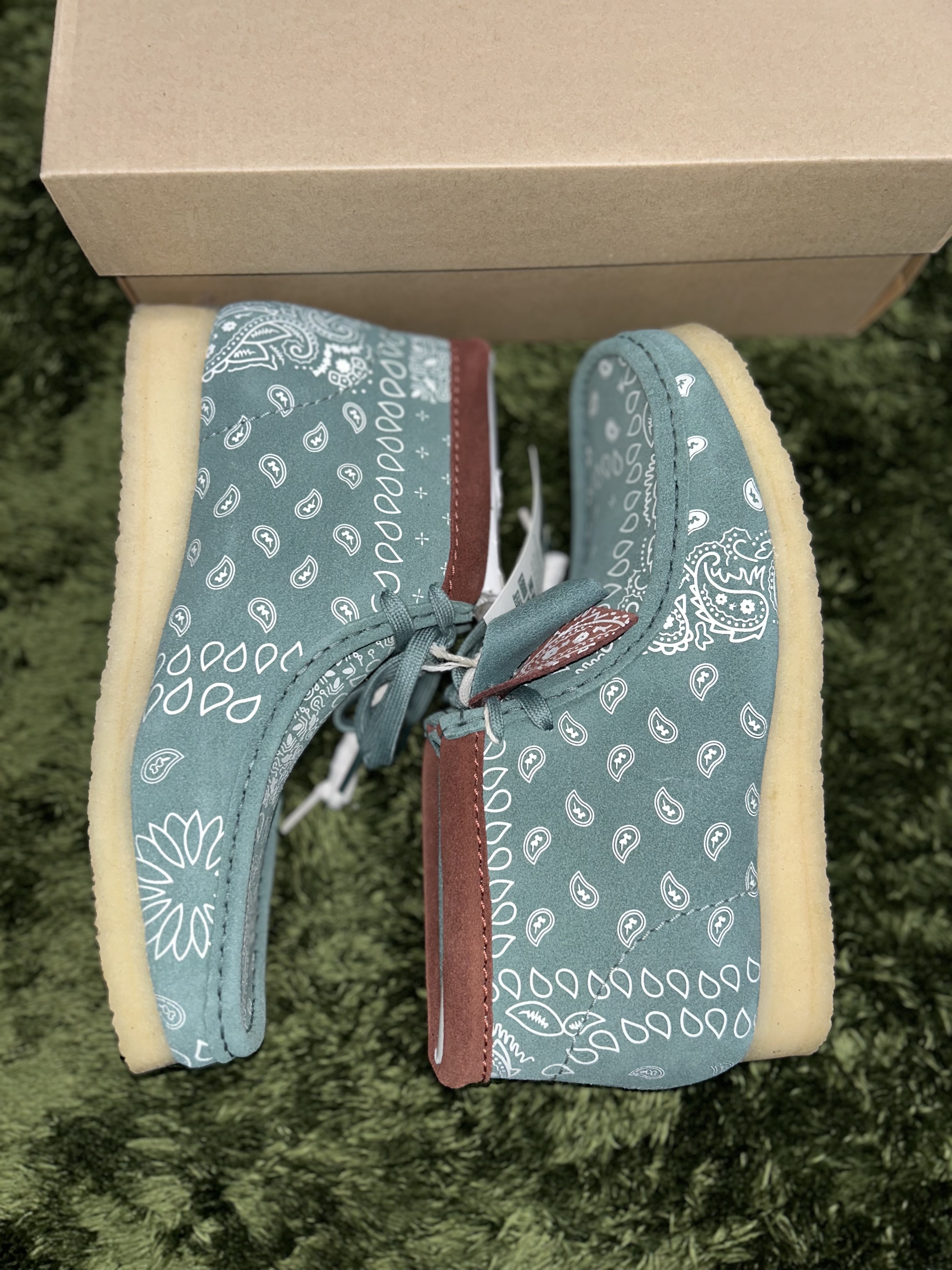 Clarks Wallabee Boot Green Paisley 착용 스타일 - 5