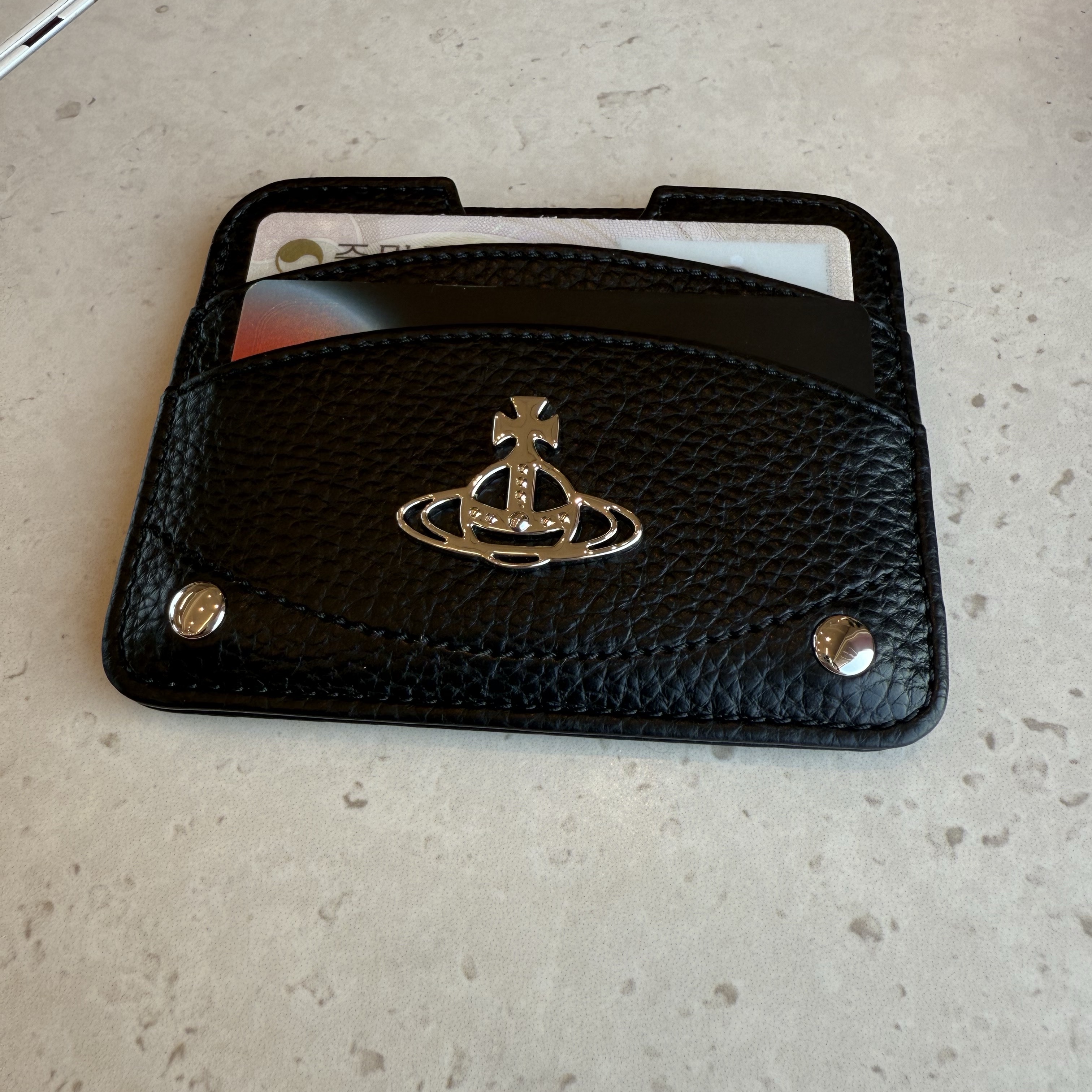 Vivienne Westwood Half Moon Card Holder Black 착용 스타일