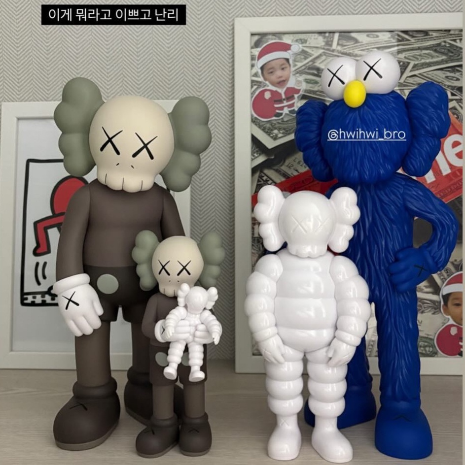 카우스 패밀리 바이닐 피규어 브라운 블루 화이트 착용 스타일