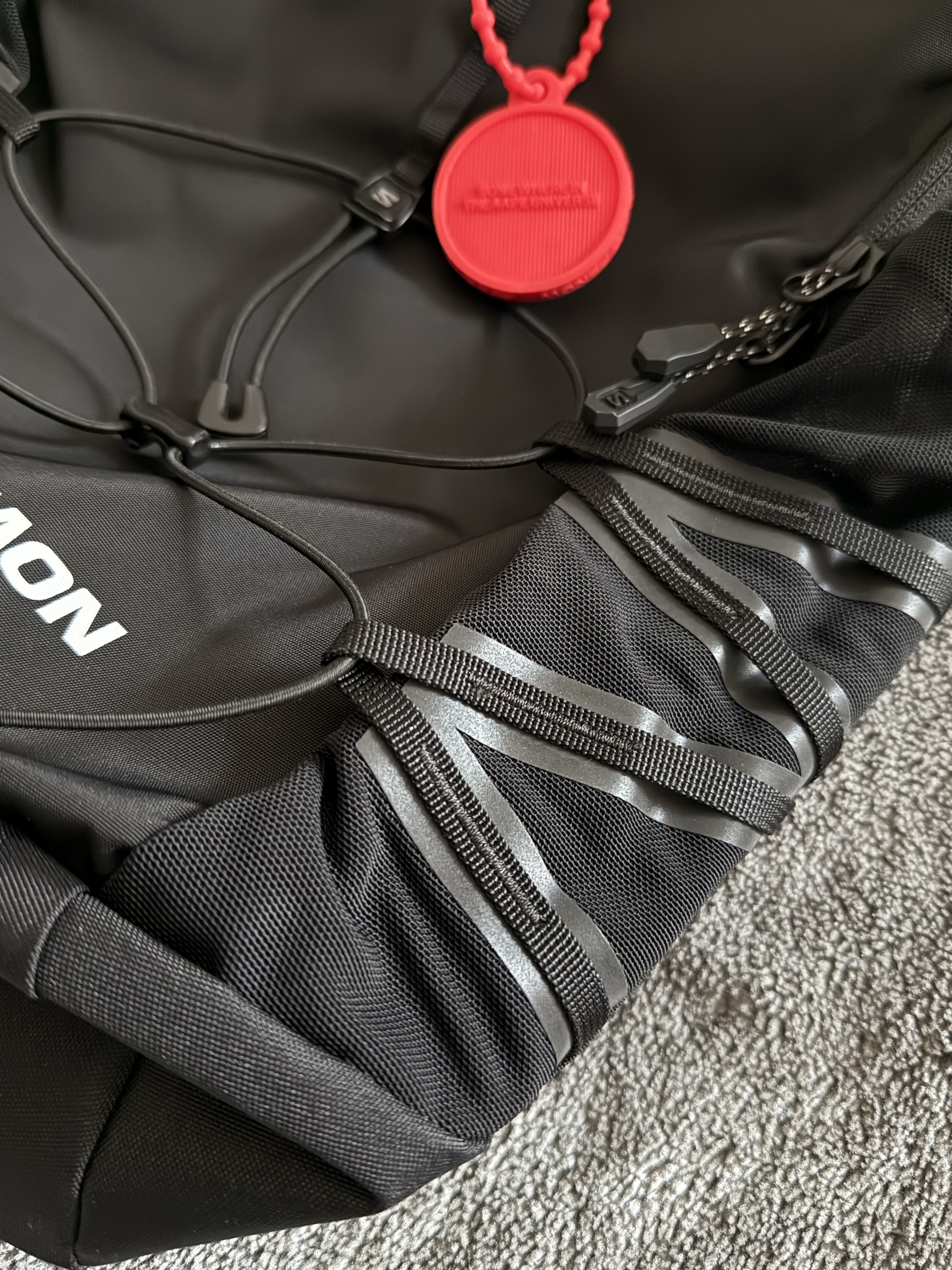 Salomon Quicklace LT Backpack Black, Salomon Quick Lace LT Backpack Light Grey 착용 스타일 - 2