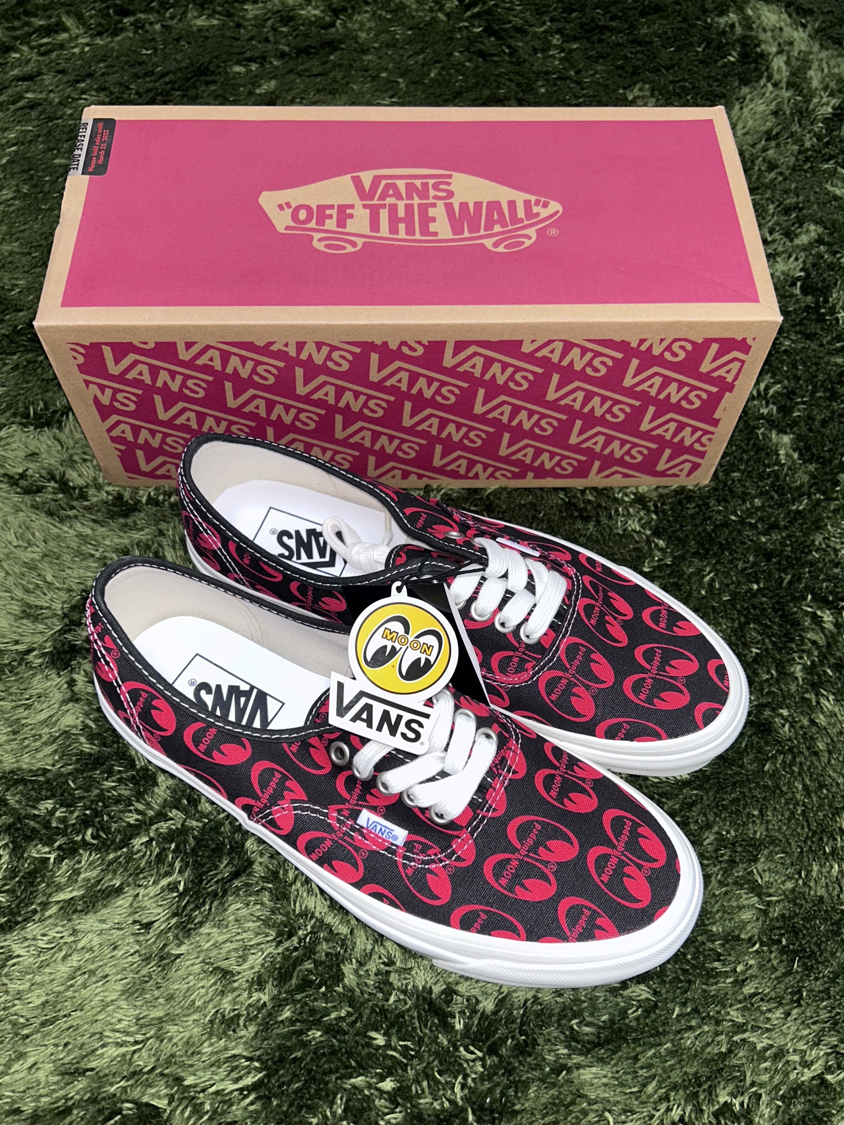 Vans x Mooneyes Authentic 44 DX Anaheim Factory Red 착용 스타일 - 1