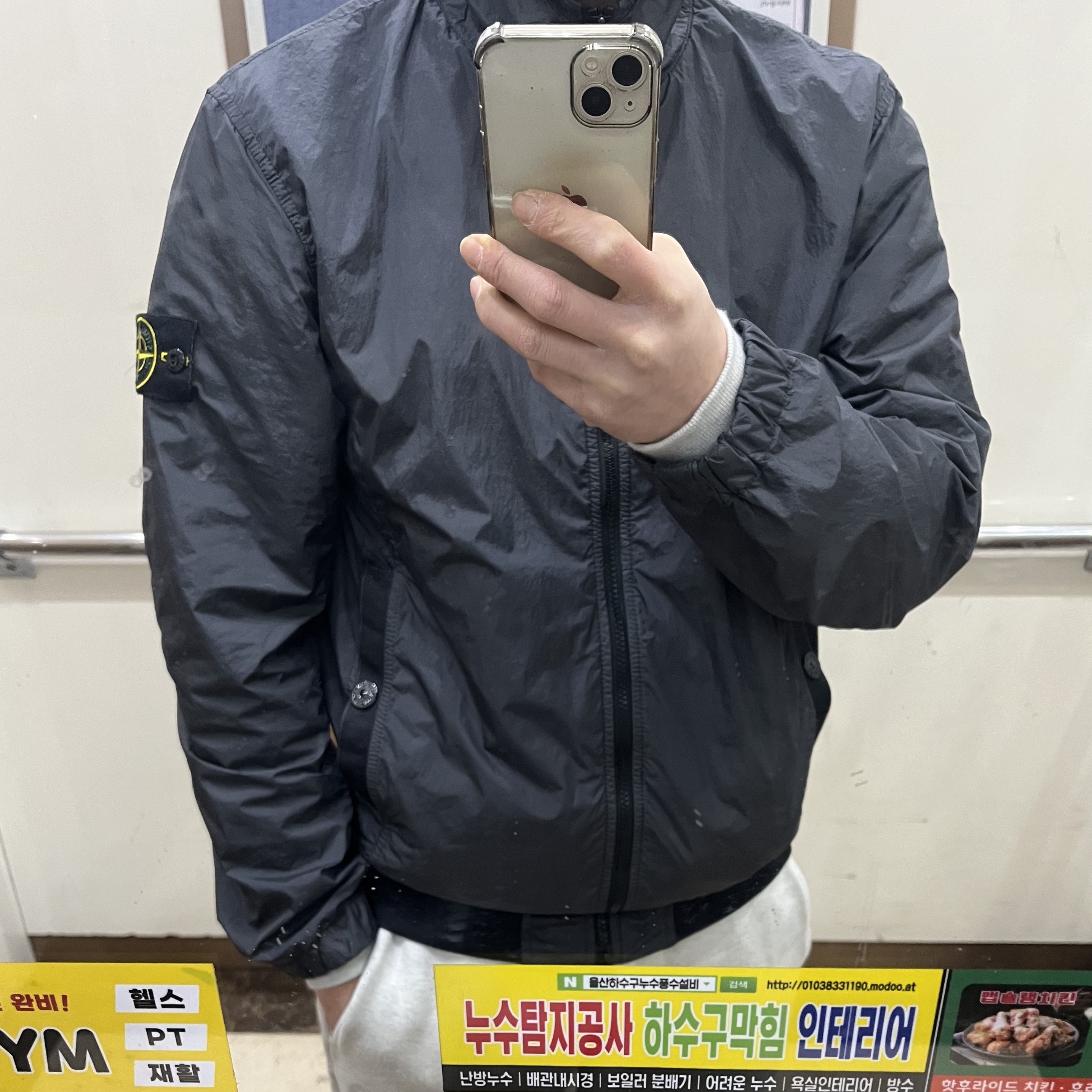 Stone Island 4100037 Crinkle Reps R-NY Wind-Resistant Jacket with Anti-Drop and Mesh Lining Charcoal Grey - 25SS 착용 스타일
