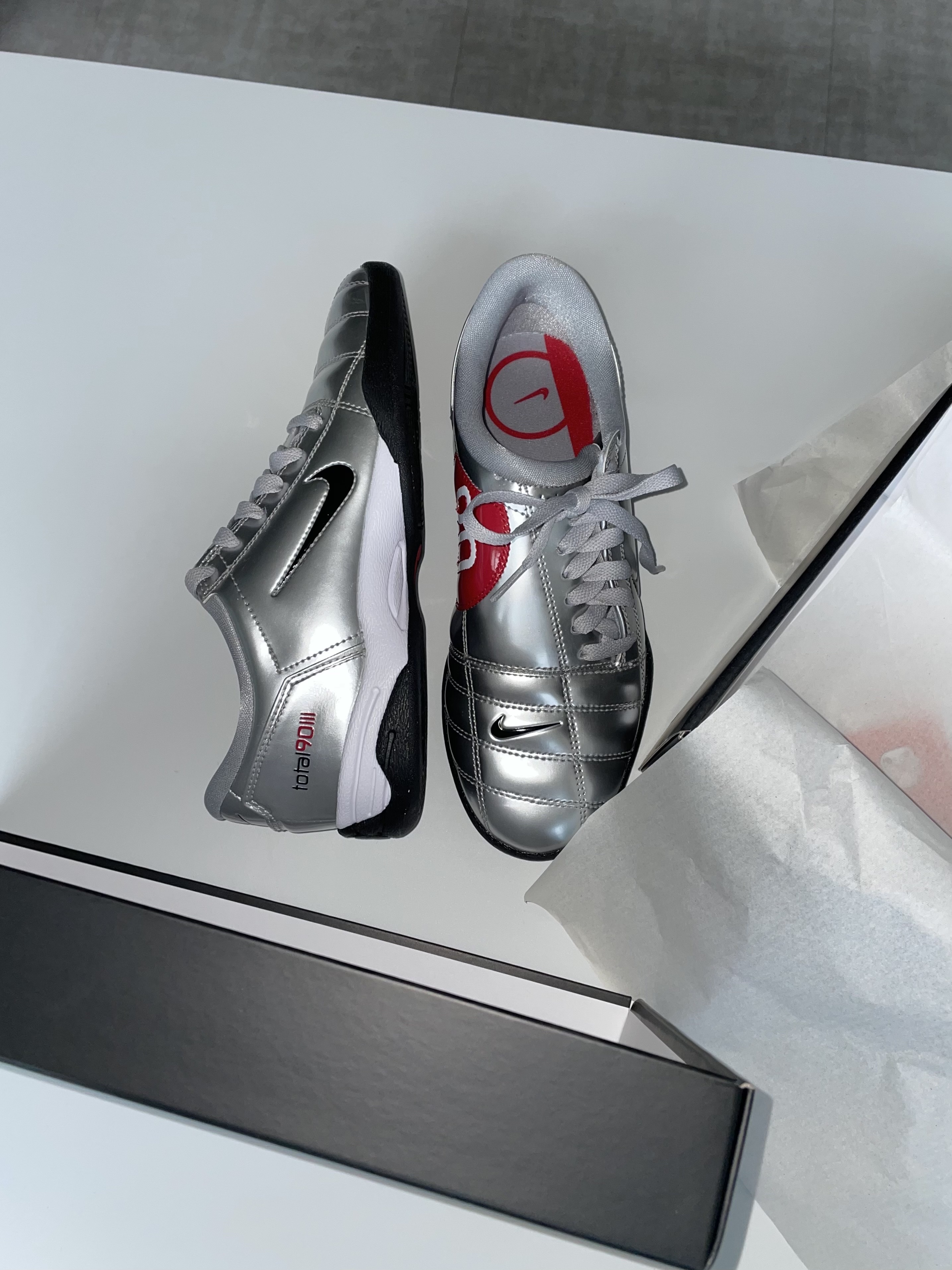 Nike Total 90 III SP Metallic Silver and Black 착용 스타일 - 3