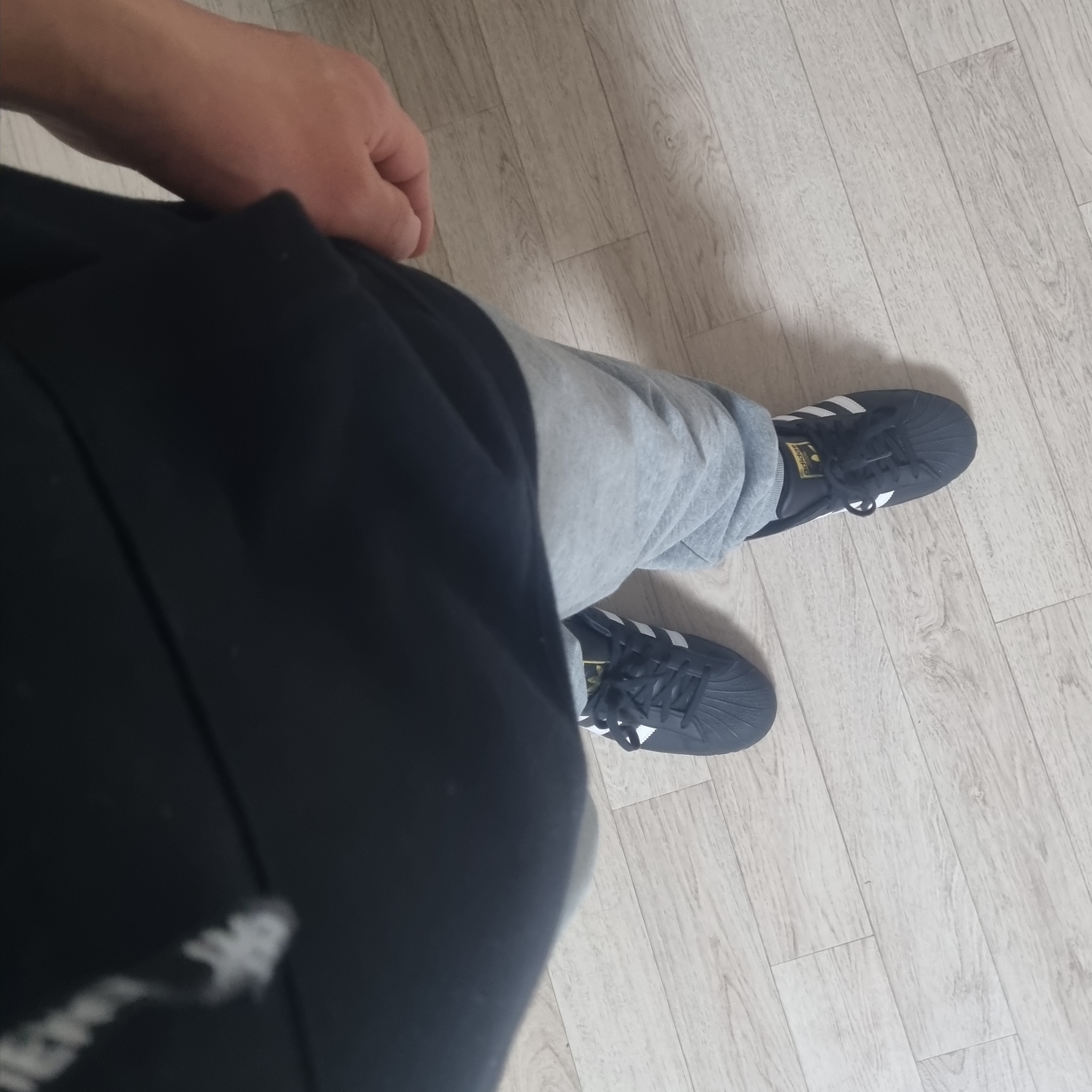 Adidas Superstar Core Black White 착용 스타일 - 1