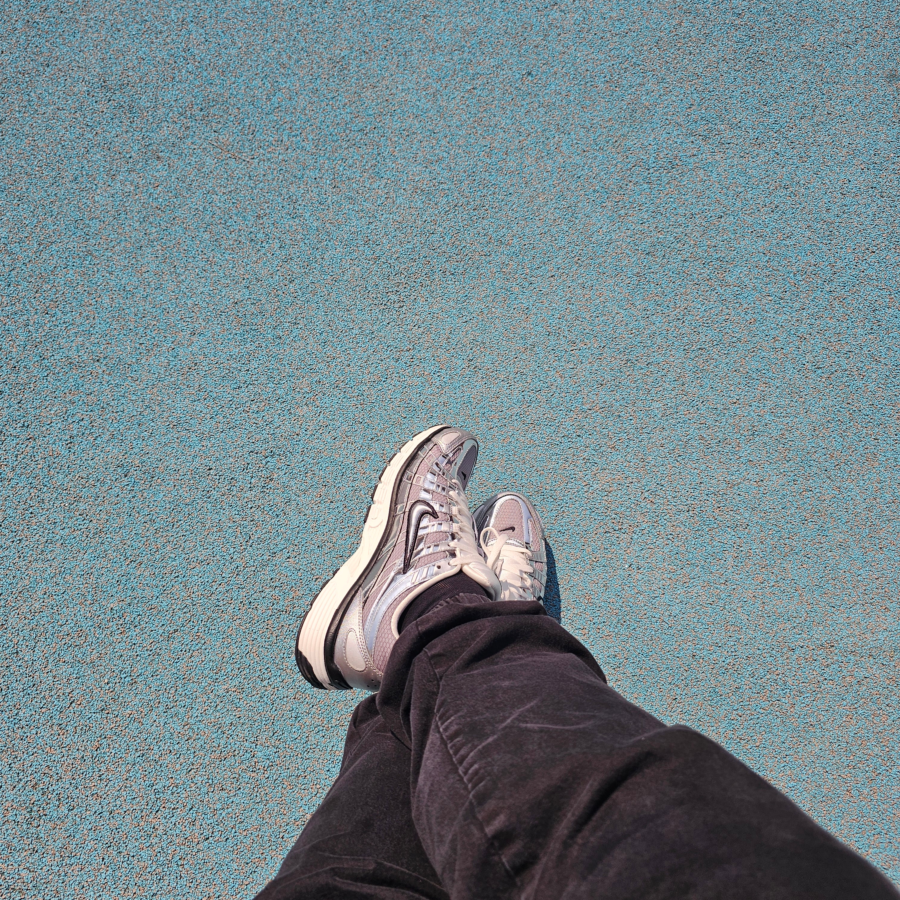 Nike P-6000 Metallic Silver 착용 스타일
