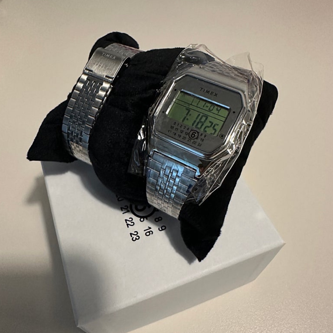 Timex x MM6 Maison Margiela T80 Gift Set w/ Extra Bracelet Stainless Steel 착용 스타일